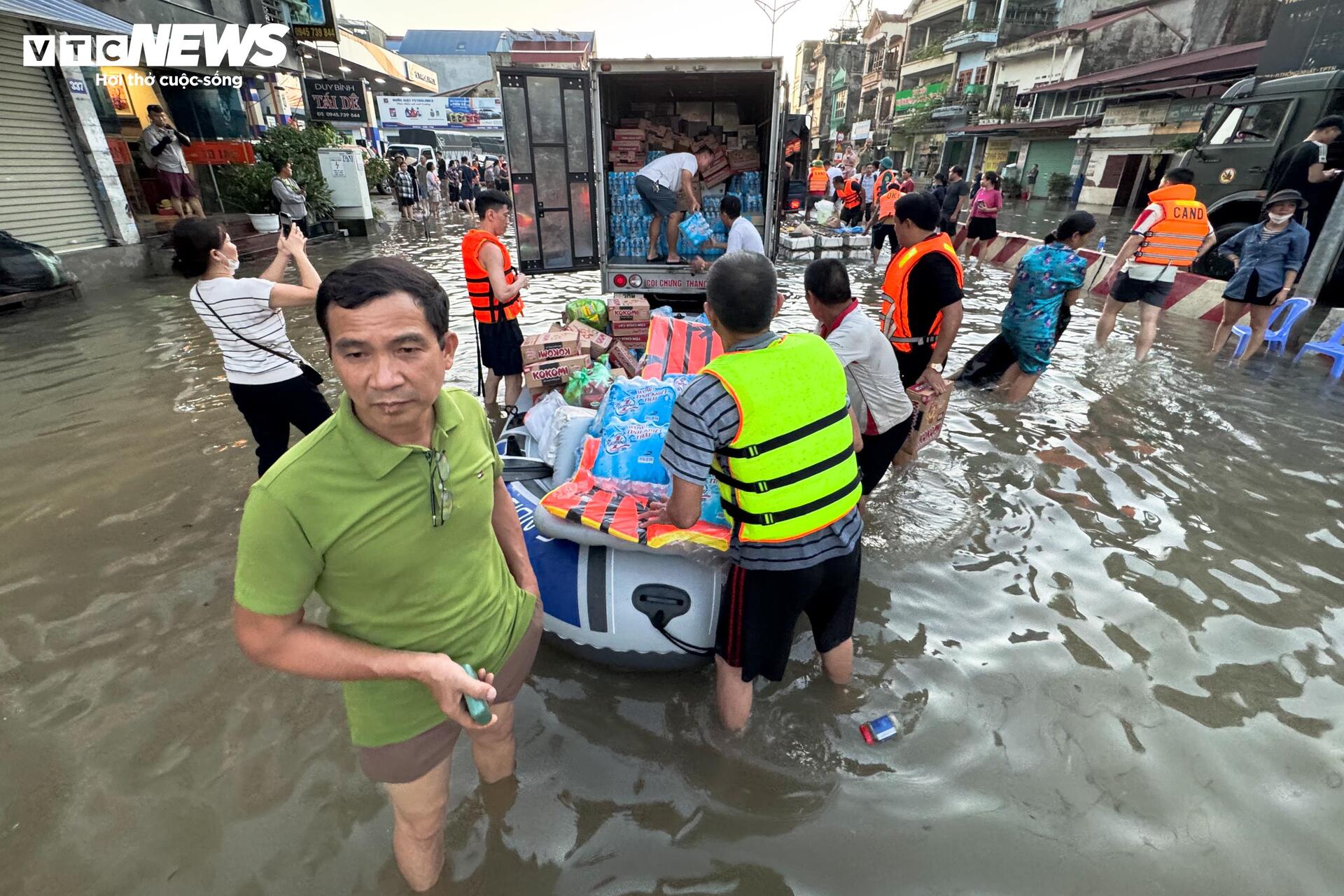 Hàng trăm thuyền, xuồng cùng nhân lực tập trung cứu trợ vùng lũ ở Thái Nguyên - 6