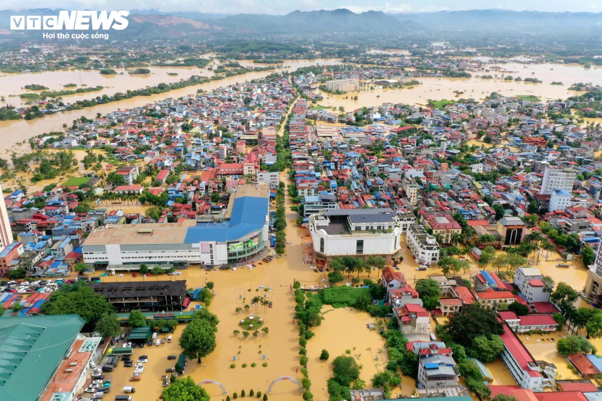 Trời nắng chang chang, phố trung tâm Thái Nguyên vẫn chìm trong biển nước - 6