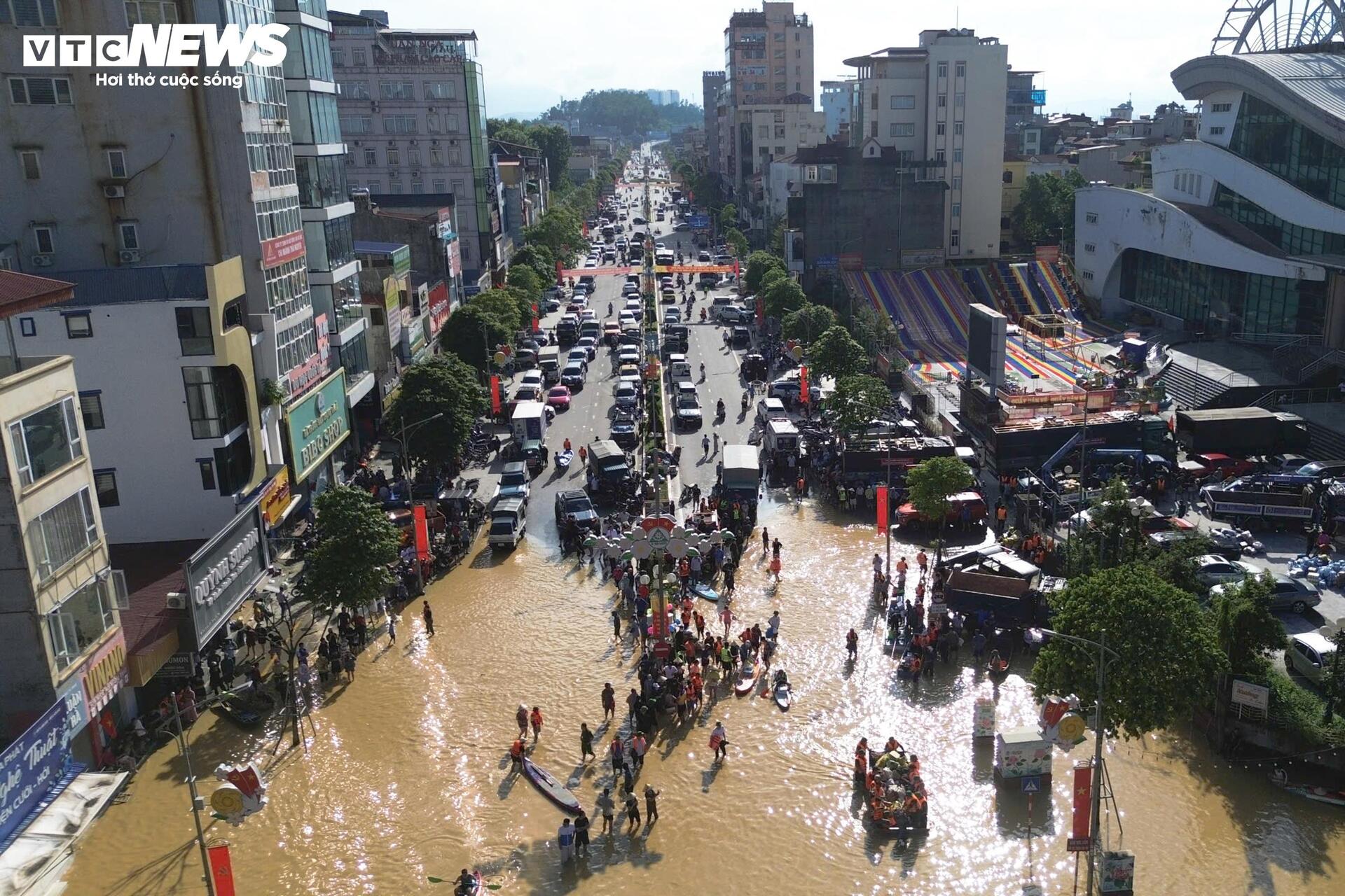 Hàng trăm thuyền, xuồng cùng nhân lực tập trung cứu trợ vùng lũ ở Thái Nguyên - 2