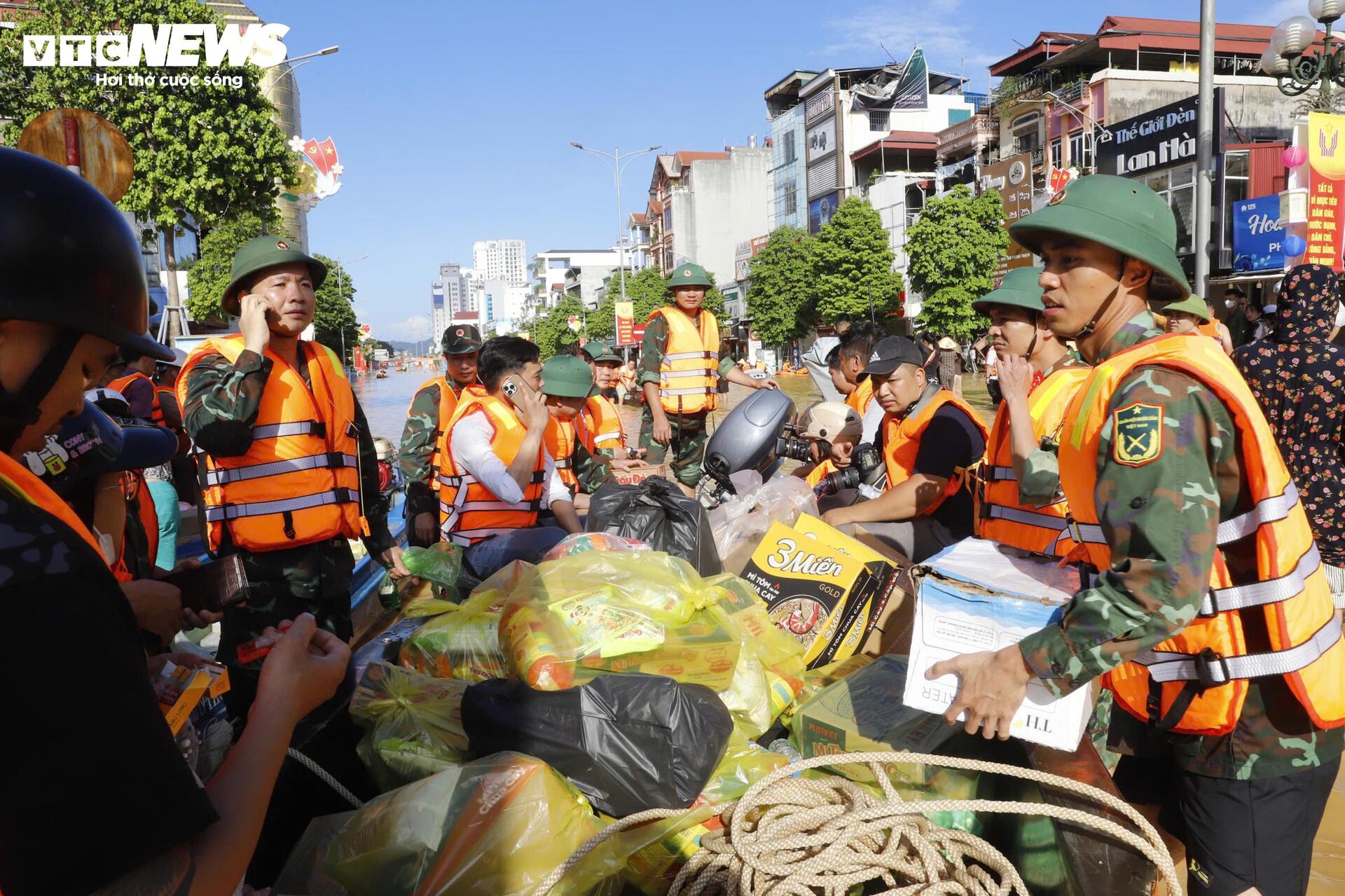 Hàng trăm thuyền, xuồng cùng nhân lực tập trung cứu trợ vùng lũ ở Thái Nguyên - 7