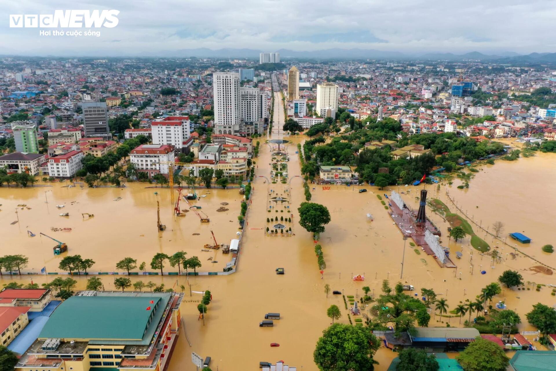 Trời nắng chang chang, phố trung tâm Thái Nguyên vẫn chìm trong biển nước - 7