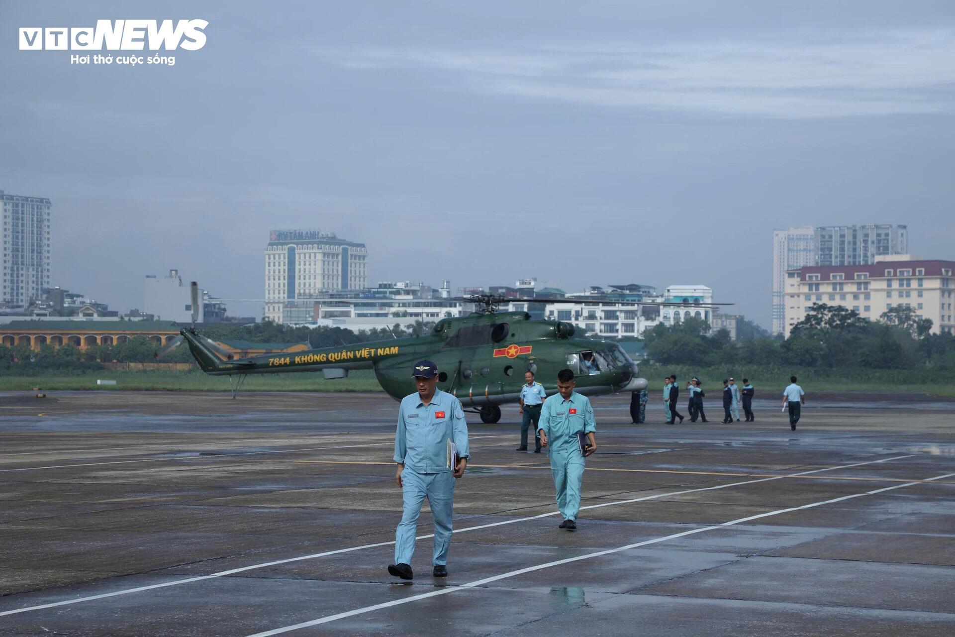 Trực thăng quân sự mang 4 tấn hàng hoá cứu trợ đến vùng lũ Lạng Sơn - 1