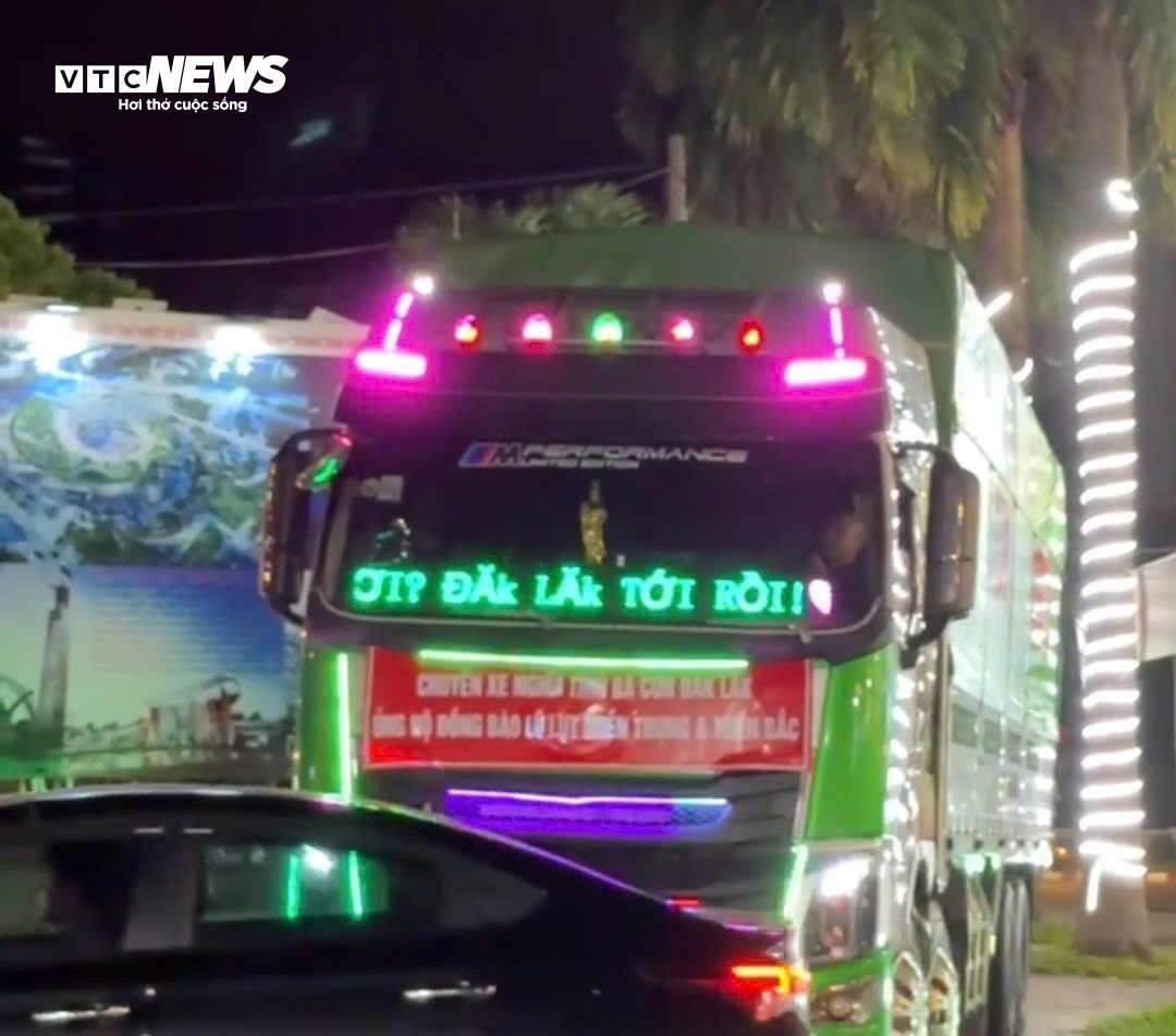 Cậu bé khuyết tật bán vé số ở Đắk Lắk ôm thùng mì tôm gửi về người dân vùng lũ - 9