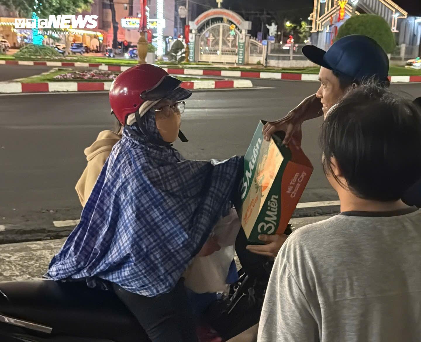 Cậu bé khuyết tật bán vé số ở Đắk Lắk ôm thùng mì tôm gửi về người dân vùng lũ - 8