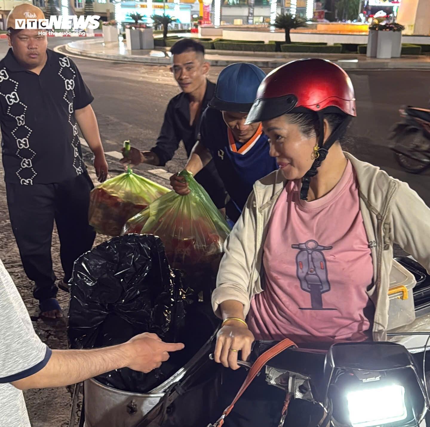 Cậu bé khuyết tật bán vé số ở Đắk Lắk ôm thùng mì tôm gửi về người dân vùng lũ - 5