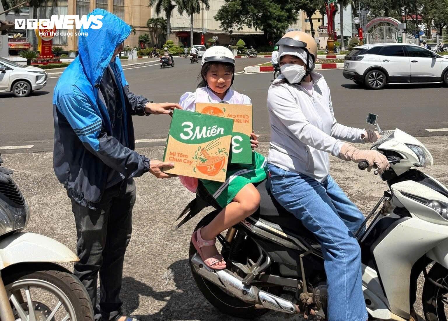 Cậu bé khuyết tật bán vé số ở Đắk Lắk ôm thùng mì tôm gửi về người dân vùng lũ - 2