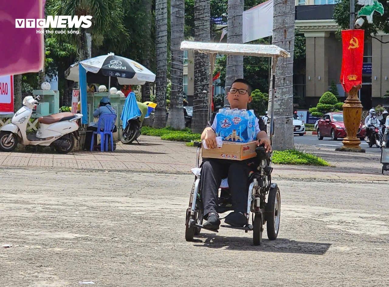 Cậu bé khuyết tật bán vé số ở Đắk Lắk ôm thùng mì tôm gửi về người dân vùng lũ - 4