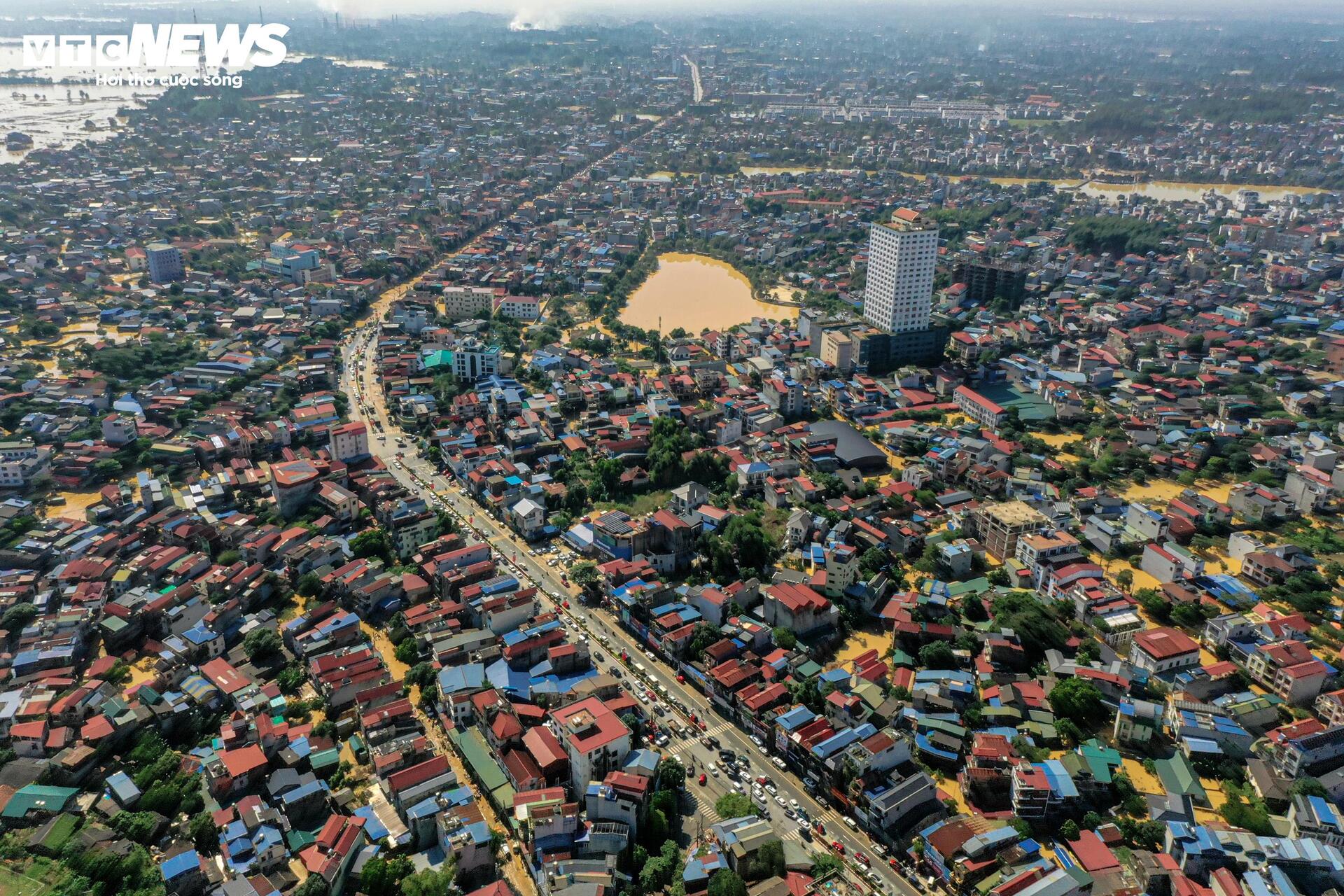Ba ngày sau trận lũ lịch sử, phố xá tan hoang, nhiều nơi ở Thái Nguyên vẫn ngập - 17