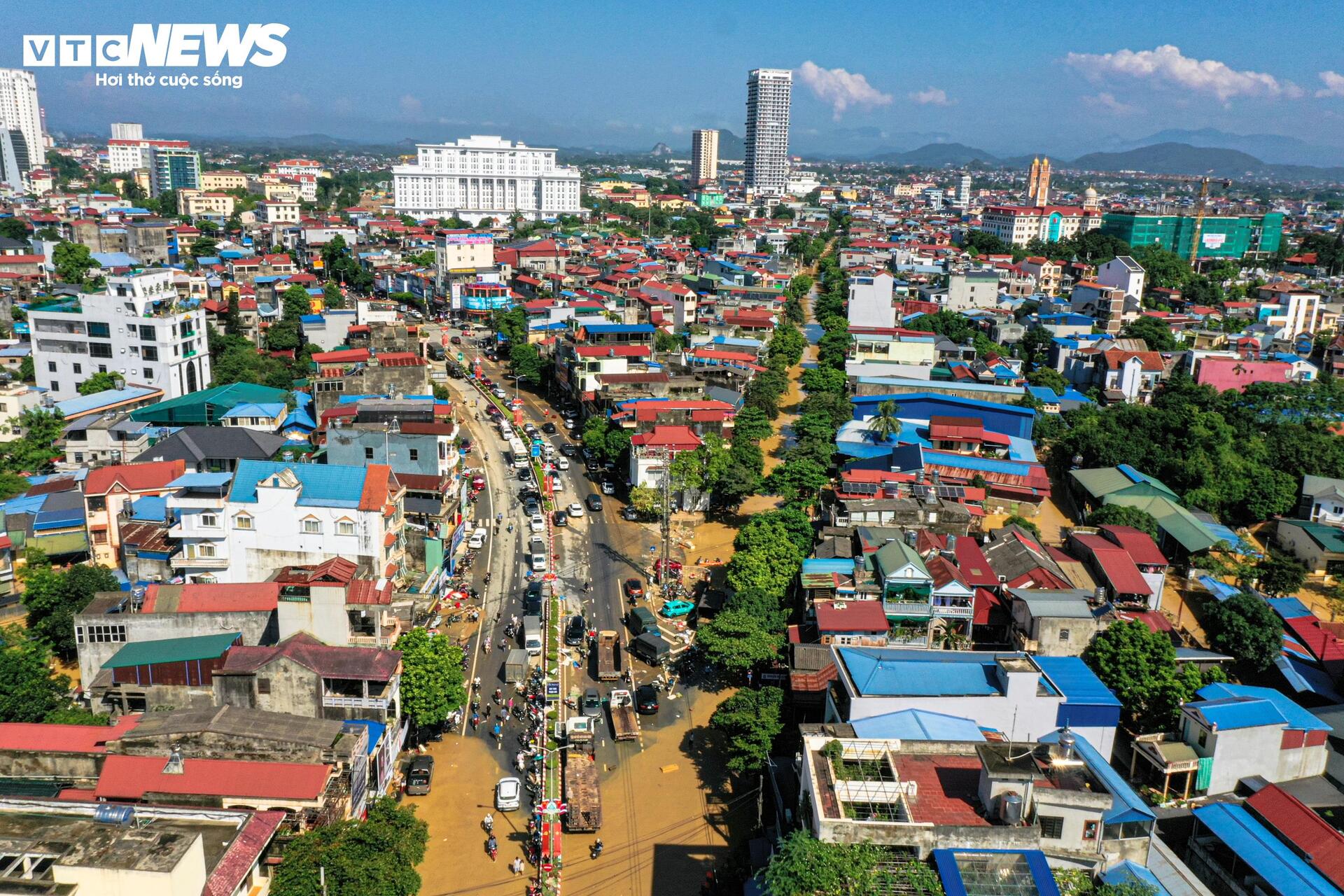 Ba ngày sau trận lũ lịch sử, phố xá tan hoang, nhiều nơi ở Thái Nguyên vẫn ngập - 1