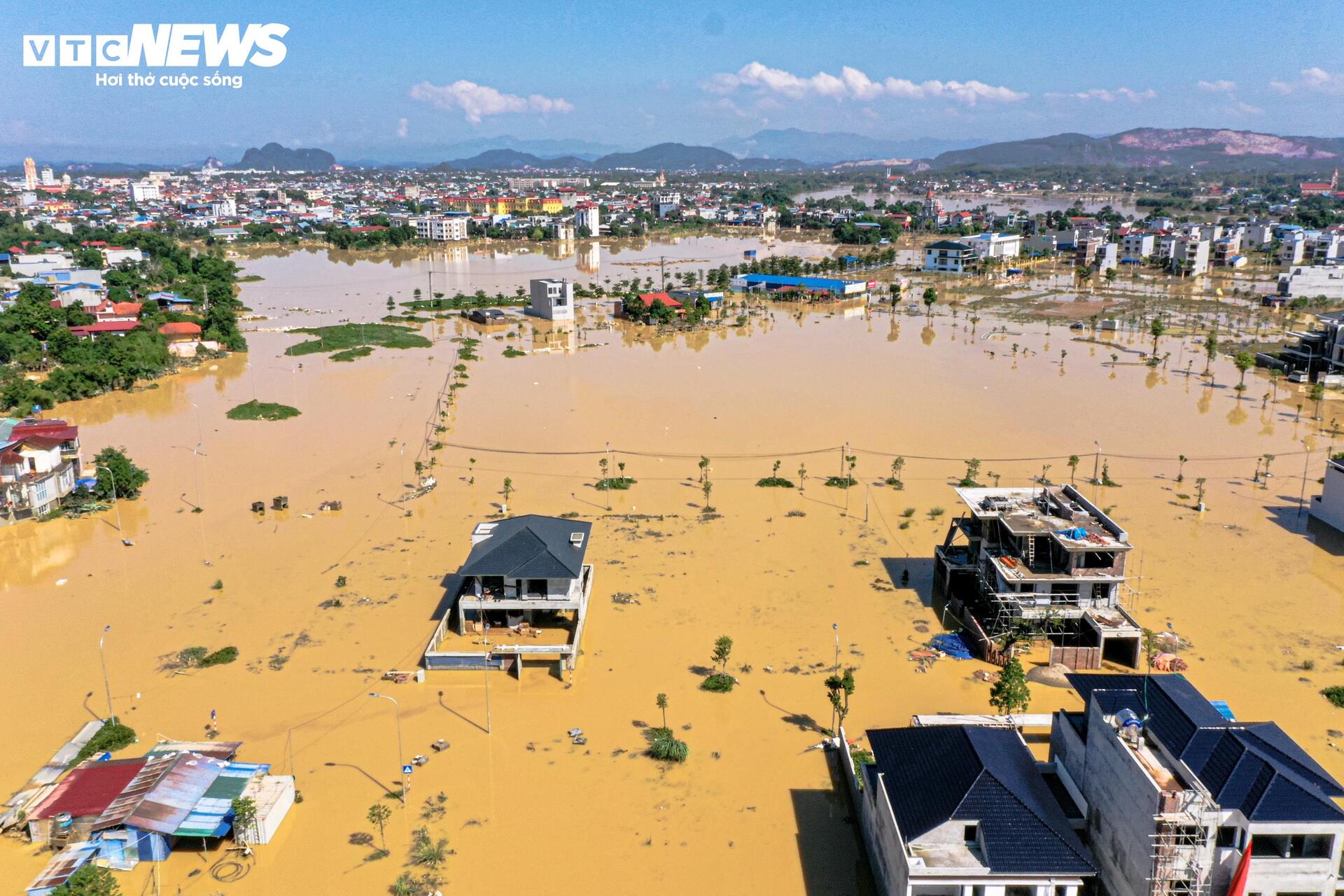 Ba ngày sau trận lũ lịch sử, phố xá tan hoang, nhiều nơi ở Thái Nguyên vẫn ngập - 3