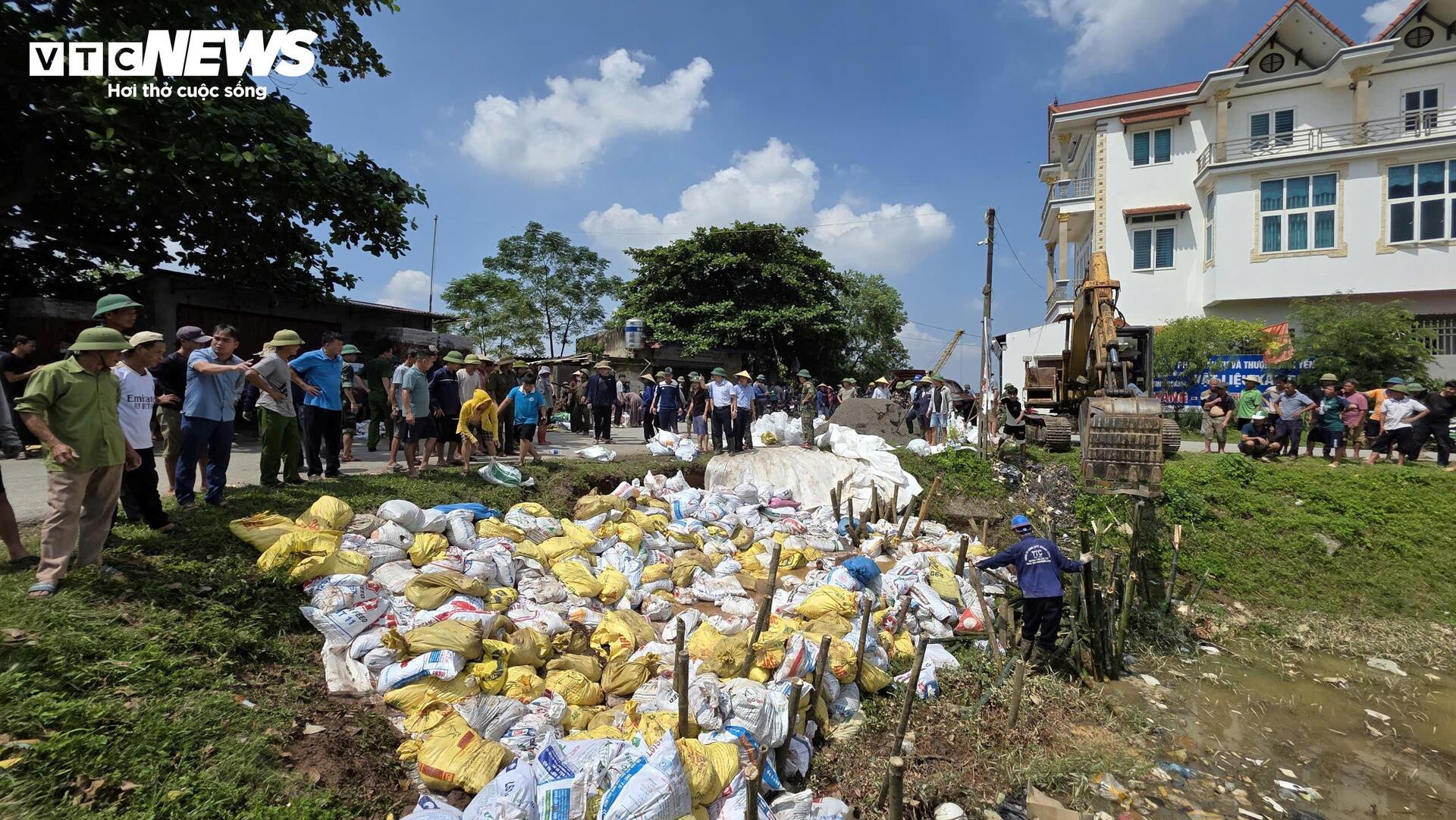 Hàng trăm chiến sĩ, người dân căng mình xử lý mạch sủi đê sông Cầu - 1