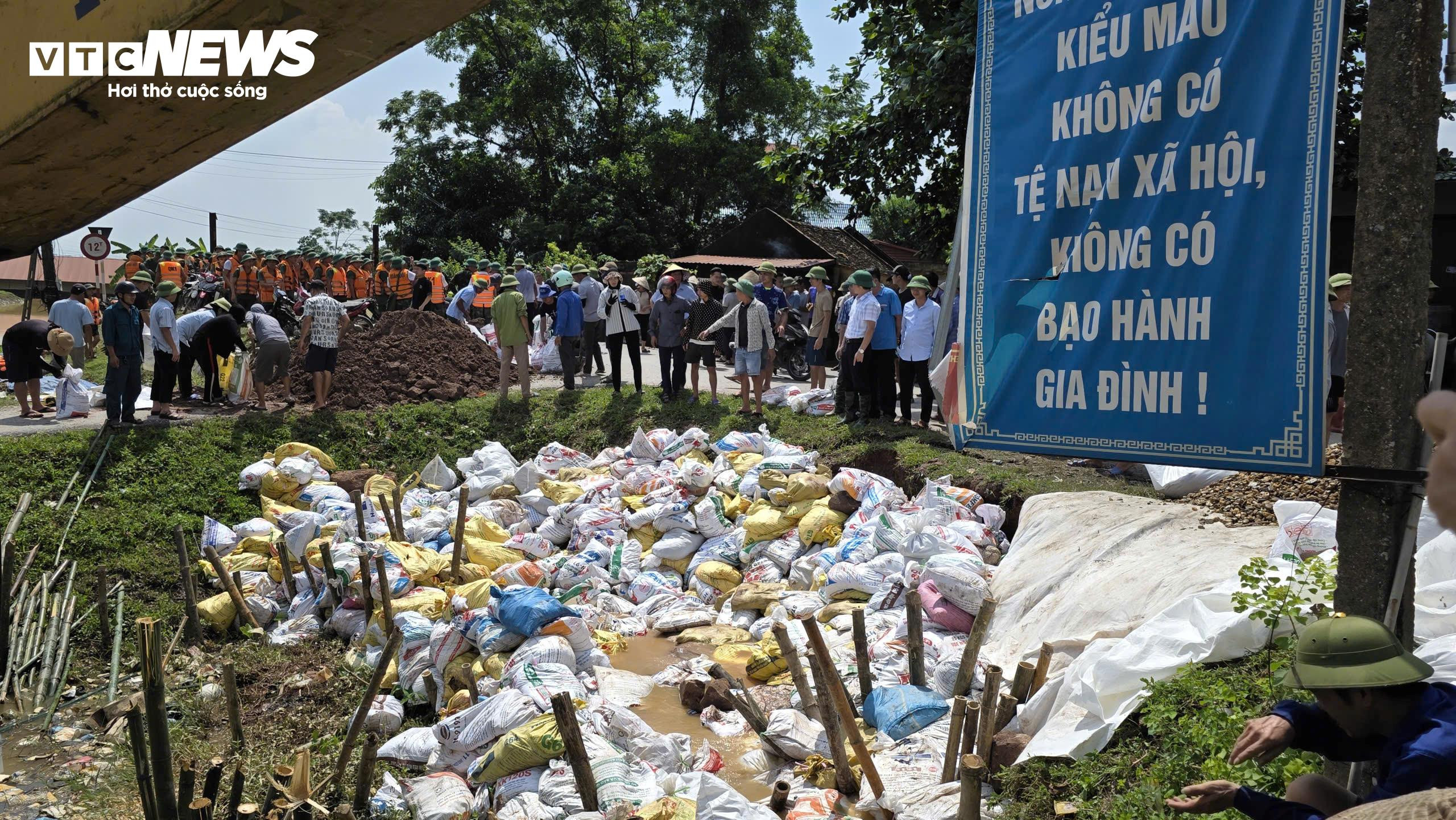 Hàng trăm chiến sĩ, người dân căng mình xử lý mạch sủi đê sông Cầu - 4
