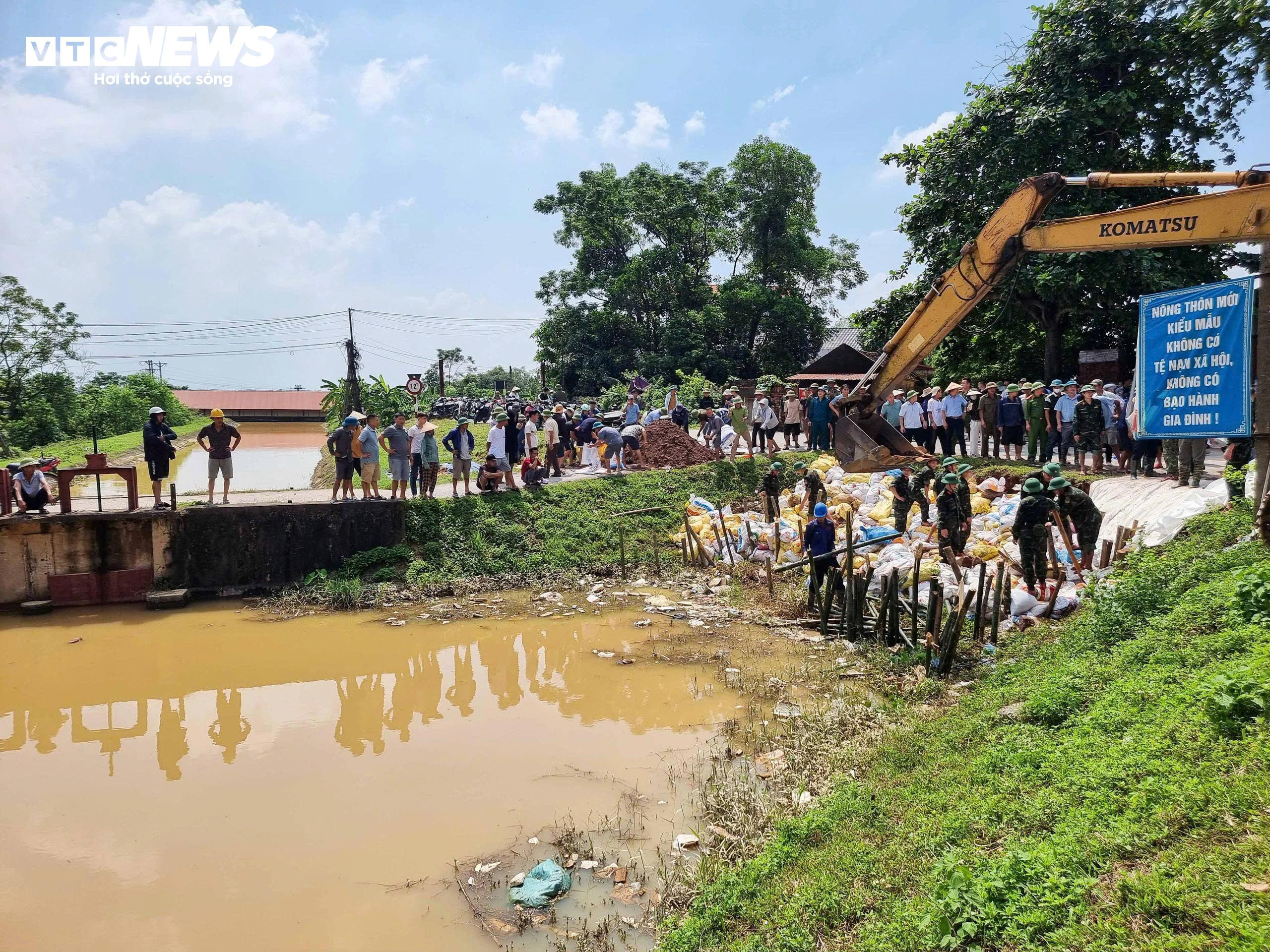 Hàng trăm chiến sĩ, người dân căng mình xử lý mạch sủi đê sông Cầu - 7