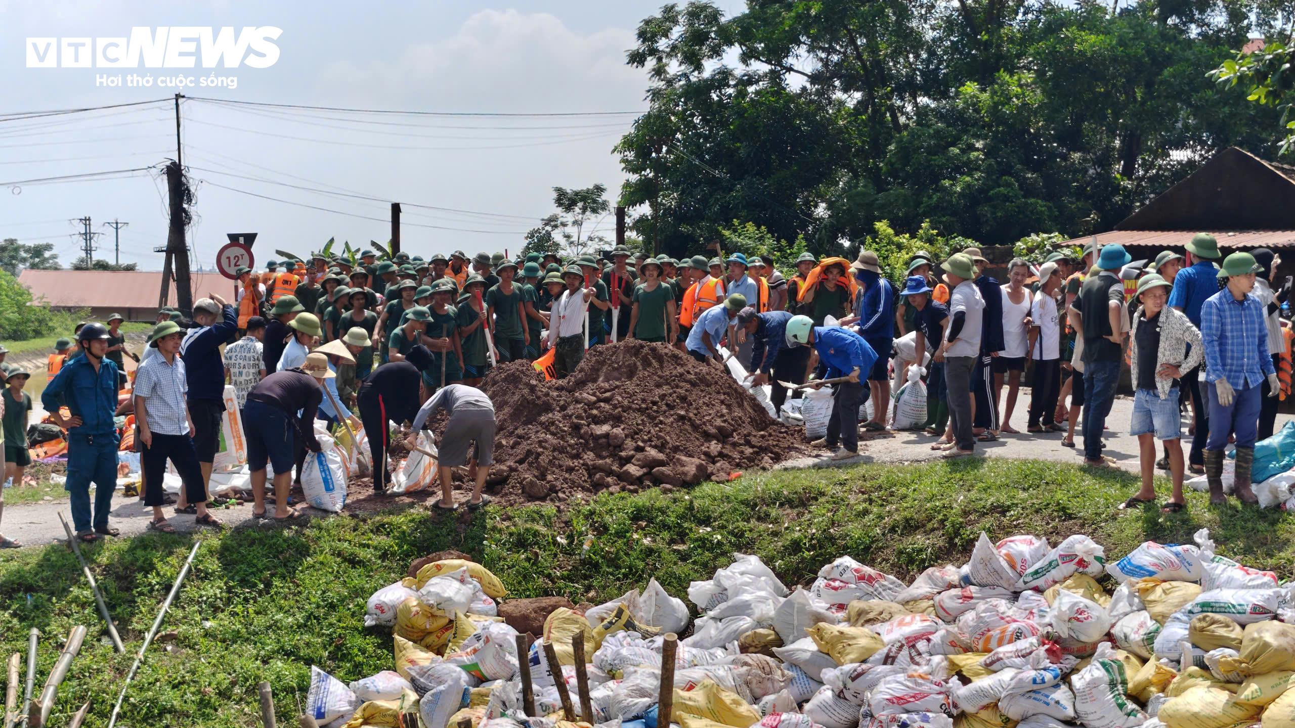 Hàng trăm chiến sĩ, người dân căng mình xử lý mạch sủi đê sông Cầu - 2