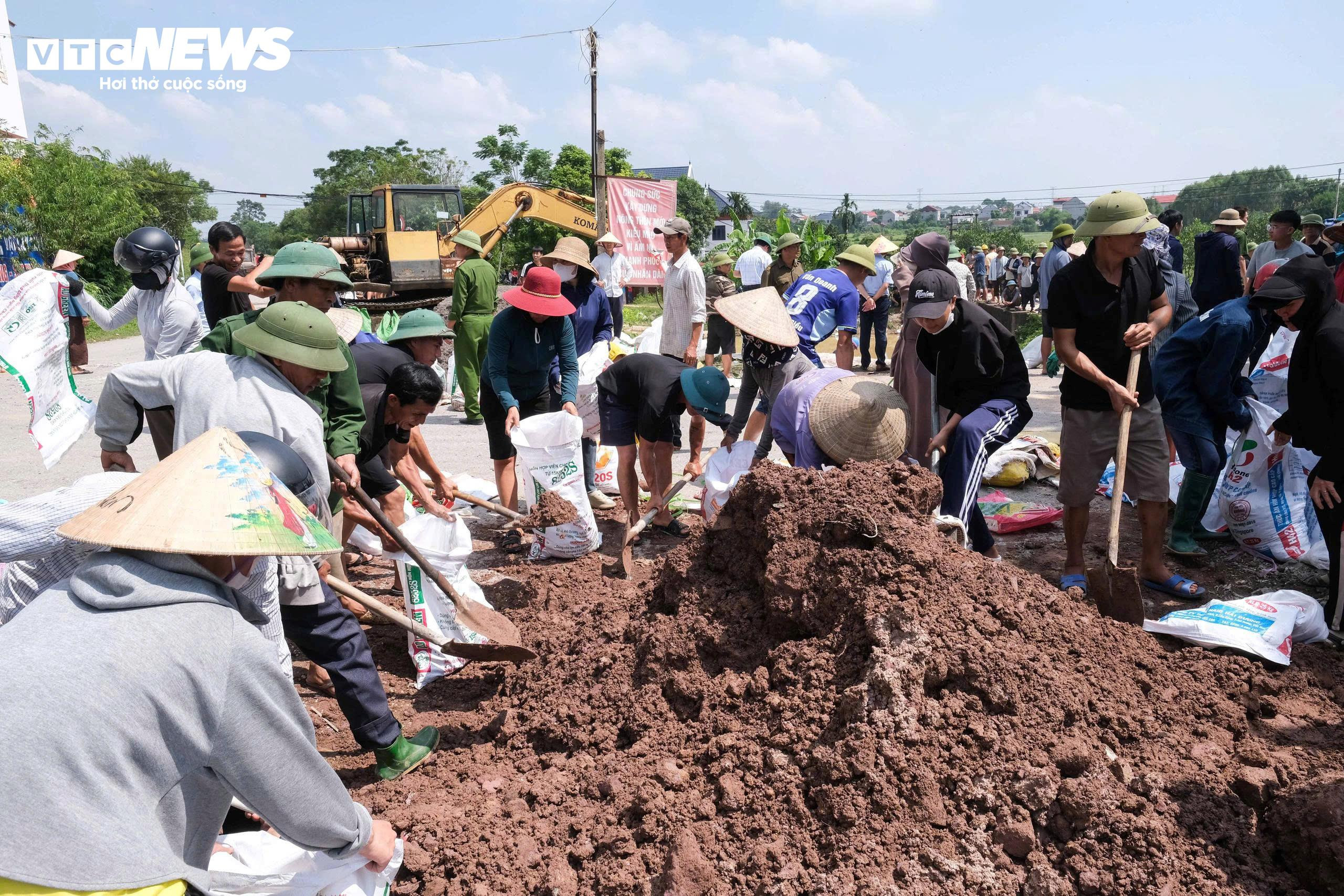 Hàng trăm chiến sĩ, người dân căng mình xử lý mạch sủi đê sông Cầu - 5