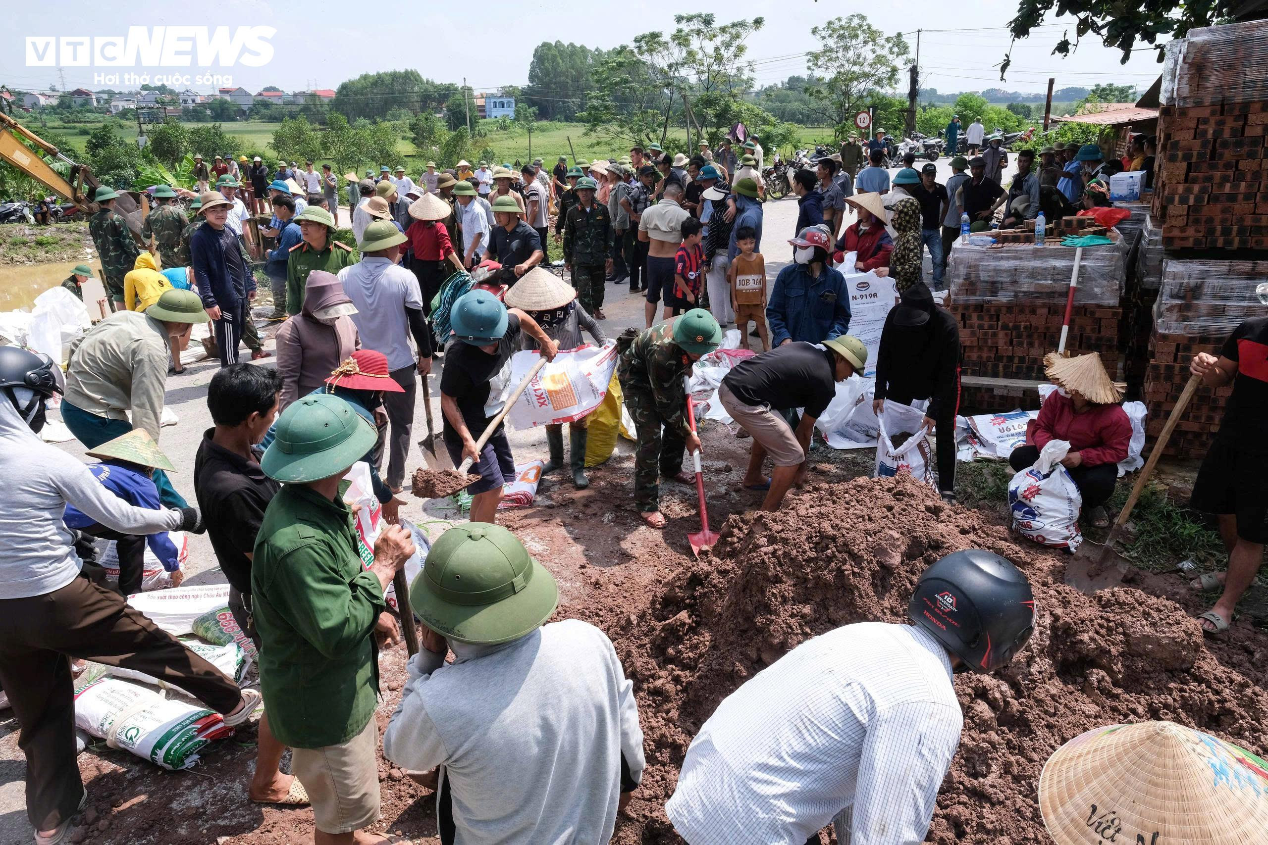 Hàng trăm chiến sĩ, người dân căng mình xử lý mạch sủi đê sông Cầu - 6