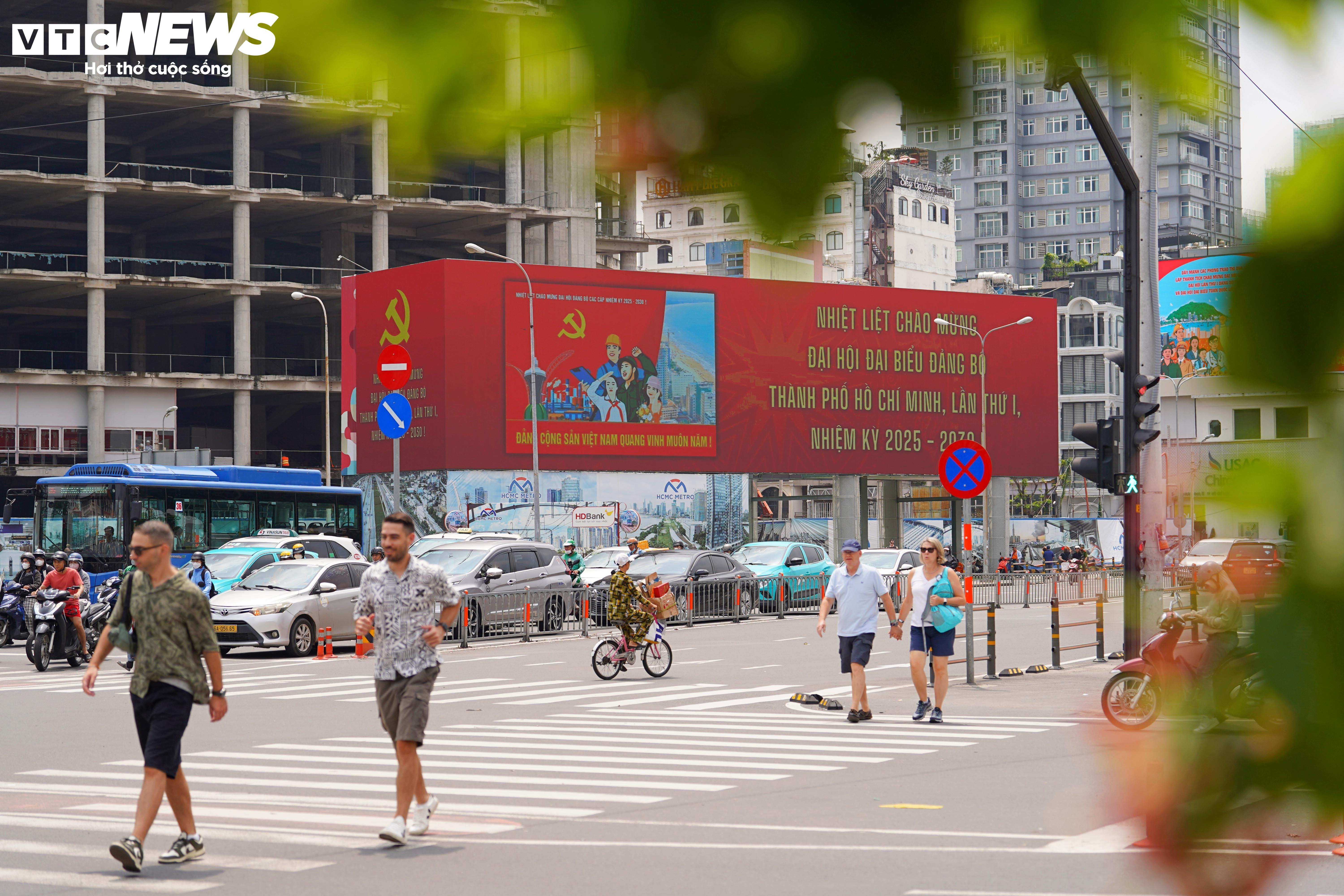 TP.HCM rực rỡ cờ hoa trước thềm Đại hội Đảng bộ lần thứ I, nhiệm kỳ 2025 - 2030 - 6