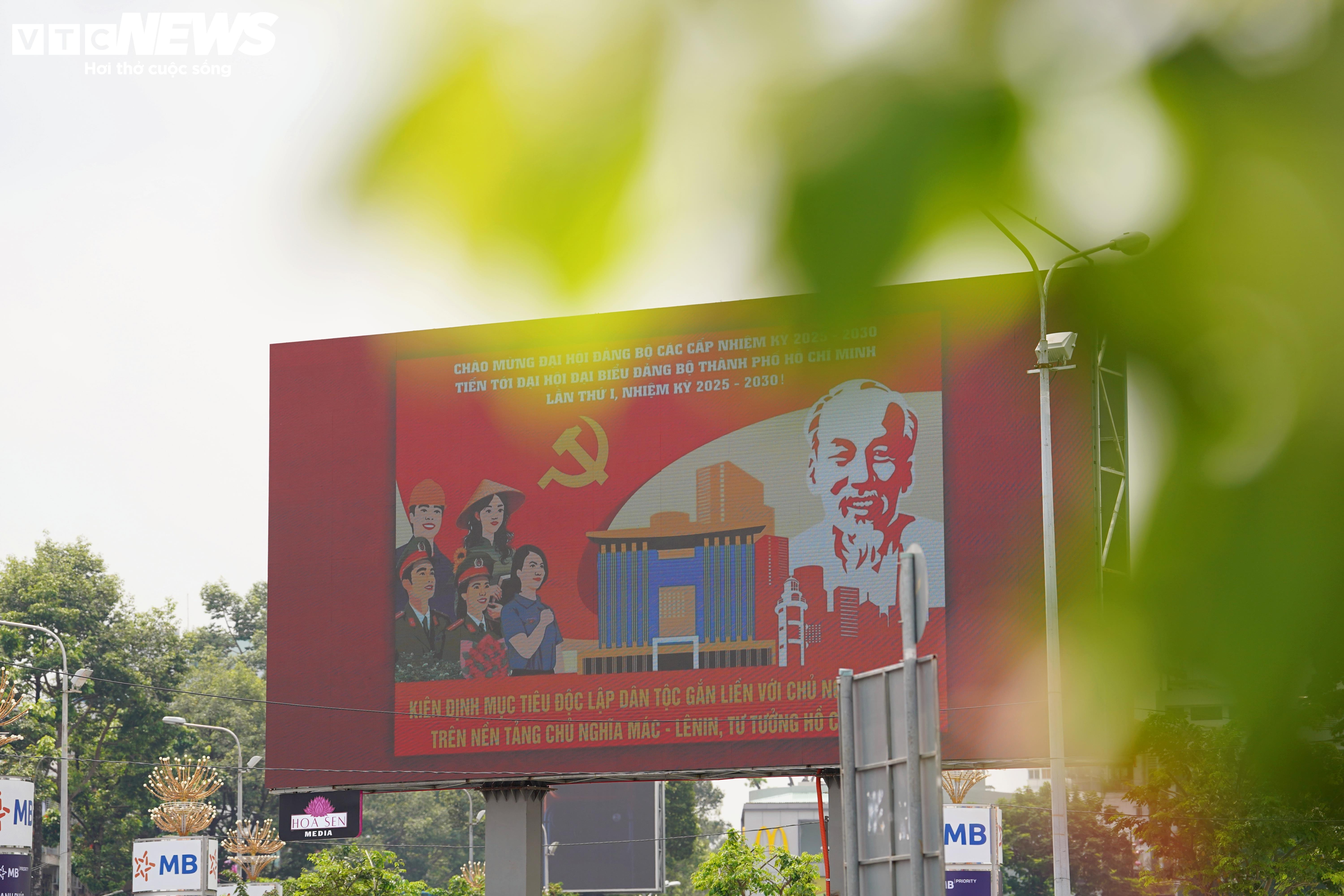 TP.HCM rực rỡ cờ hoa trước thềm Đại hội Đảng bộ lần thứ I, nhiệm kỳ 2025 - 2030 - 11