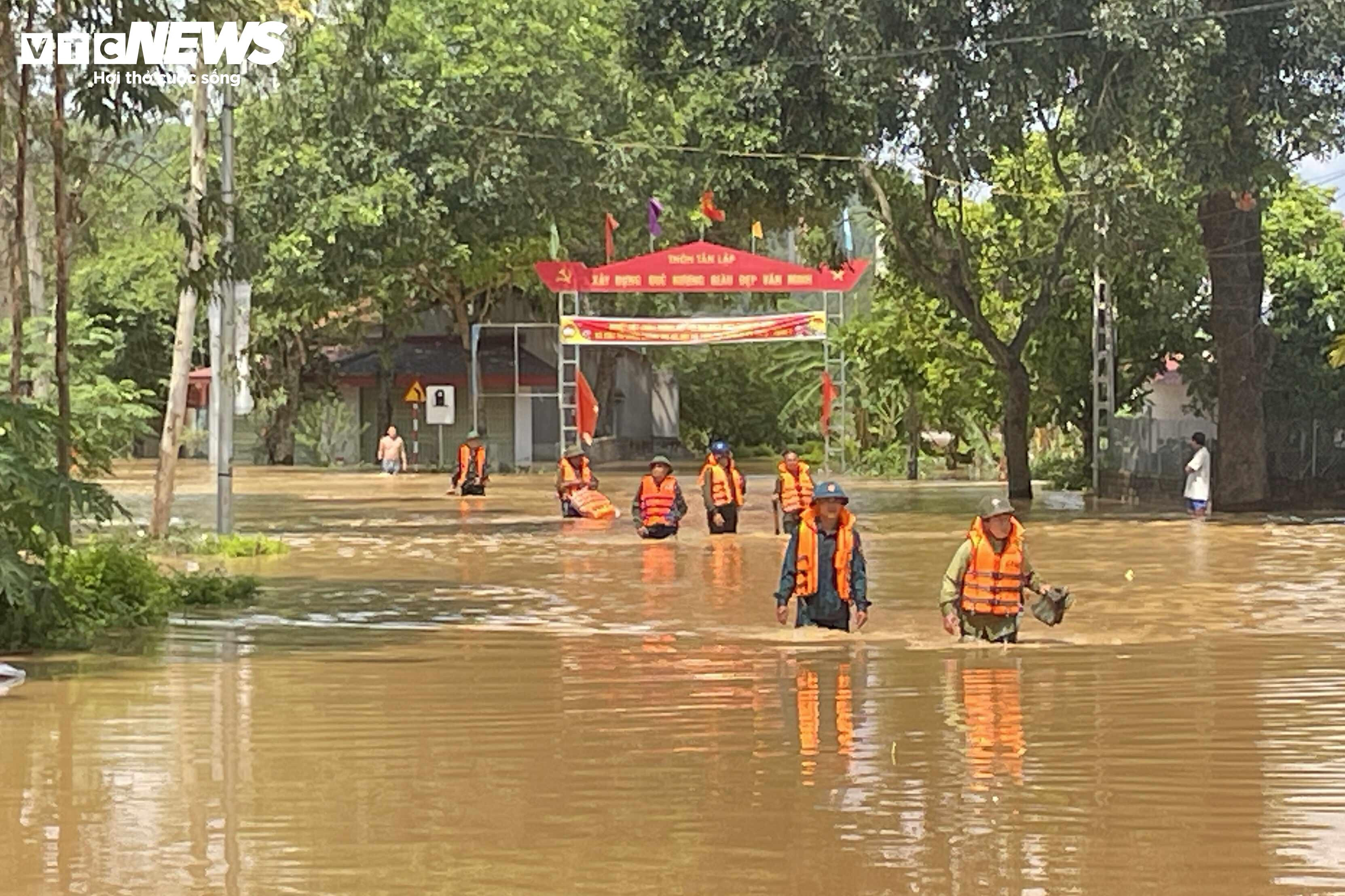 8 giờ vật lộn kéo thuyền vượt núi, băng dòng lũ xiết cứu 3 người mắc kẹt - 11