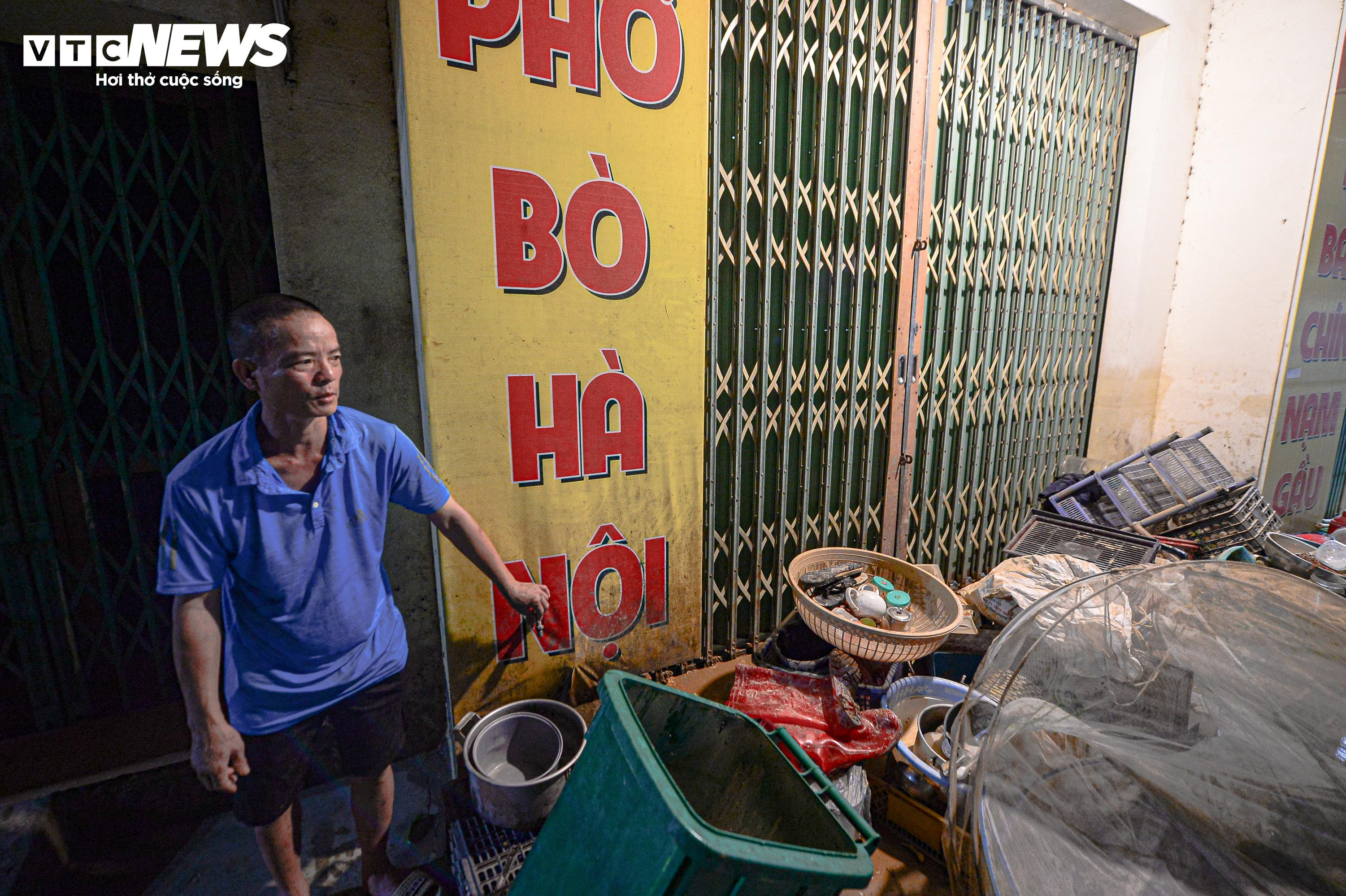 Mất điện sang ngày thứ ba, dân Thái Nguyên chạy máy phát dọn nhà sau lũ - 19