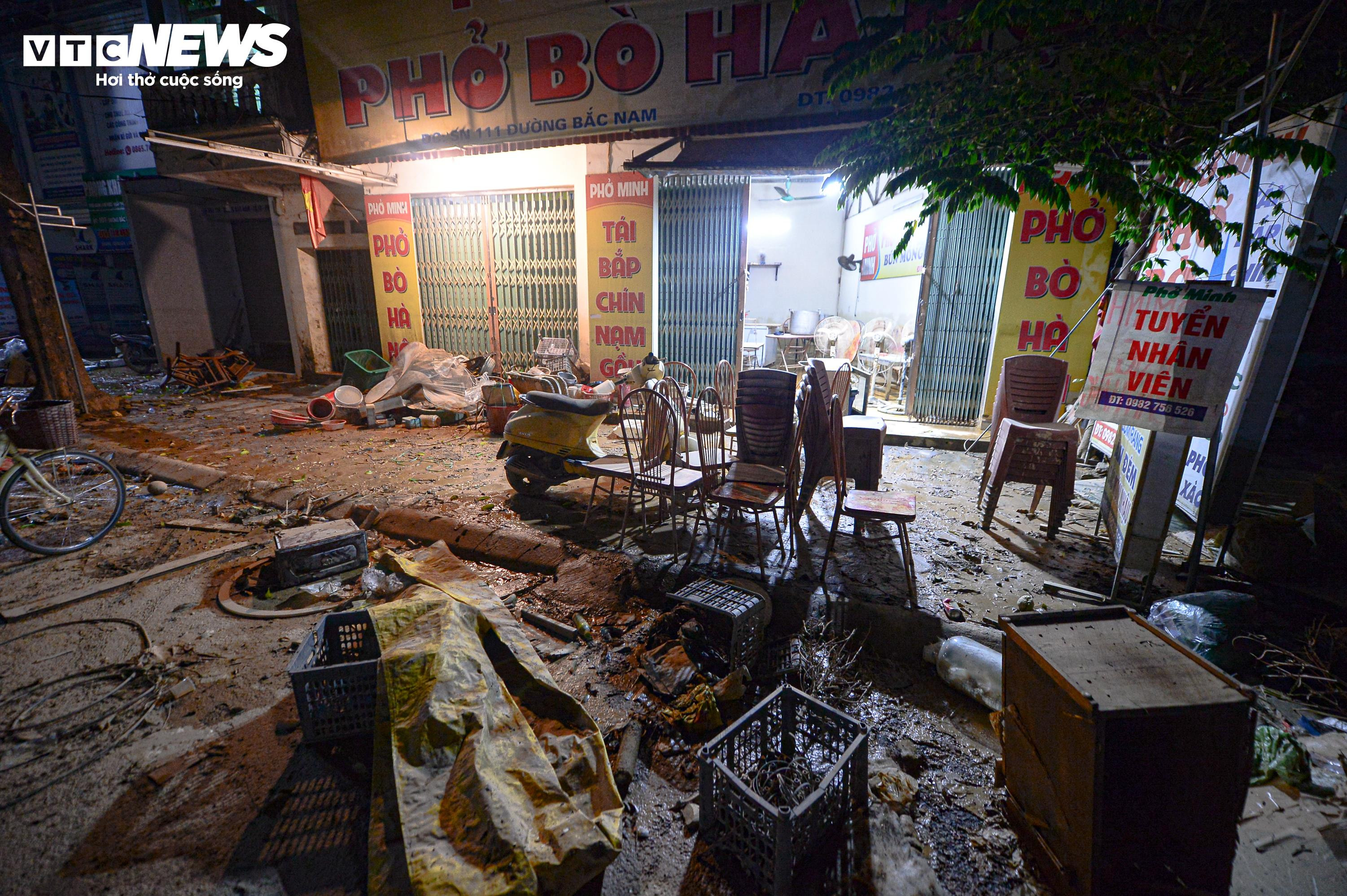 Mất điện sang ngày thứ ba, dân Thái Nguyên chạy máy phát dọn nhà sau lũ - 1