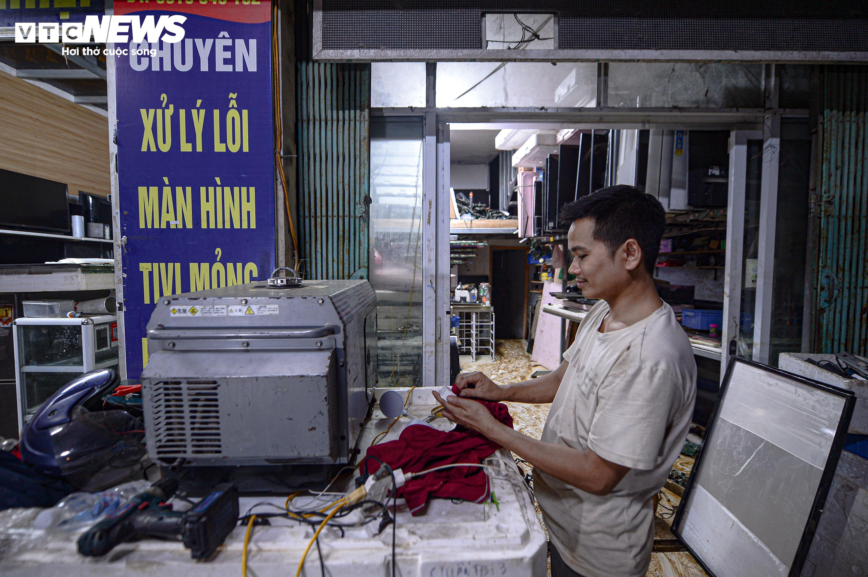 Mất điện sang ngày thứ ba, dân Thái Nguyên chạy máy phát dọn nhà sau lũ - 11