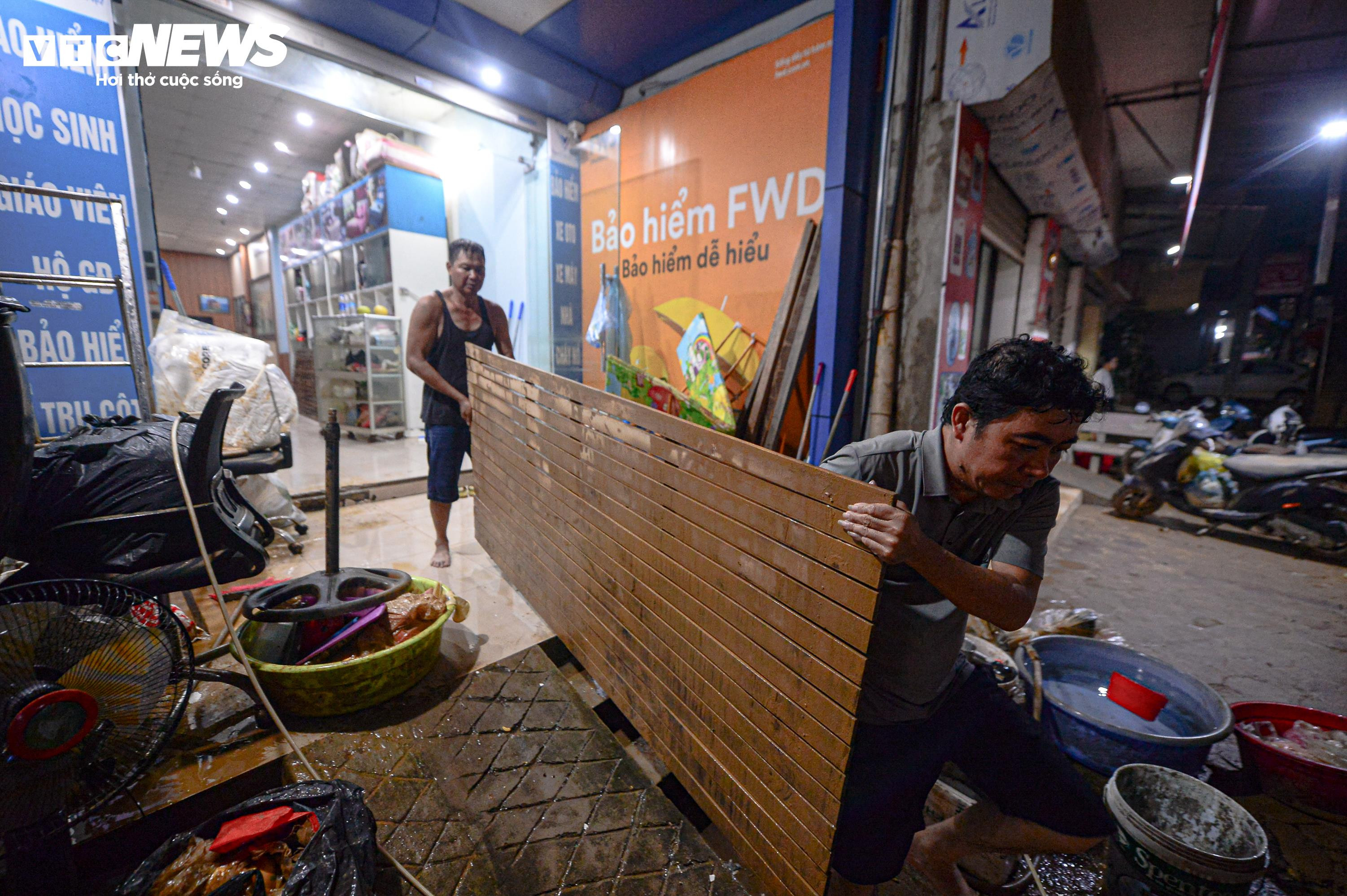 Mất điện sang ngày thứ ba, dân Thái Nguyên chạy máy phát dọn nhà sau lũ - 8