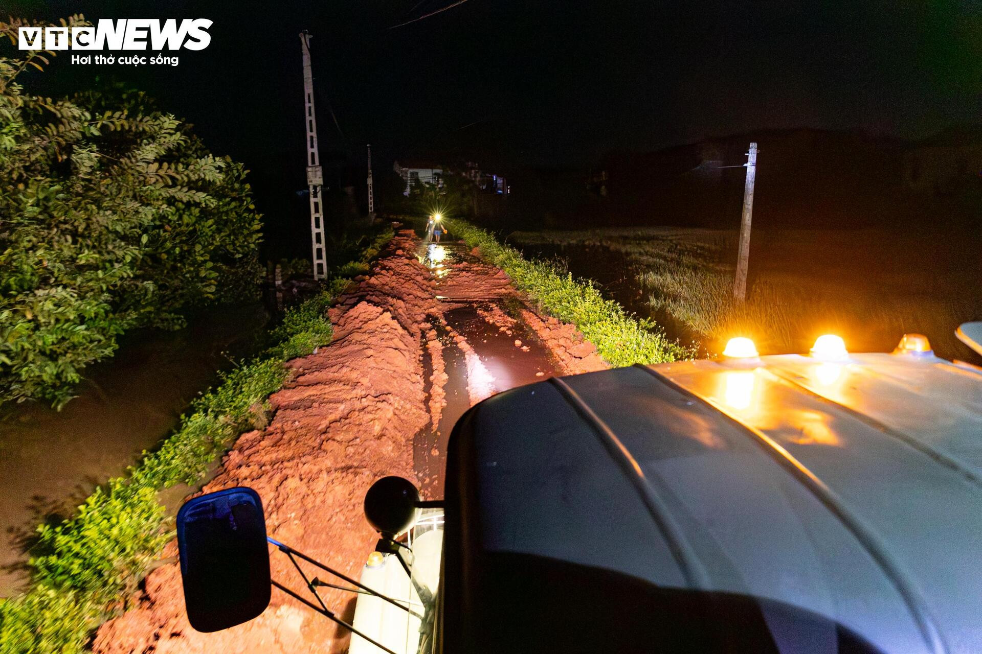 8 giờ vật lộn kéo thuyền vượt núi, băng dòng lũ xiết cứu 3 người mắc kẹt - 7