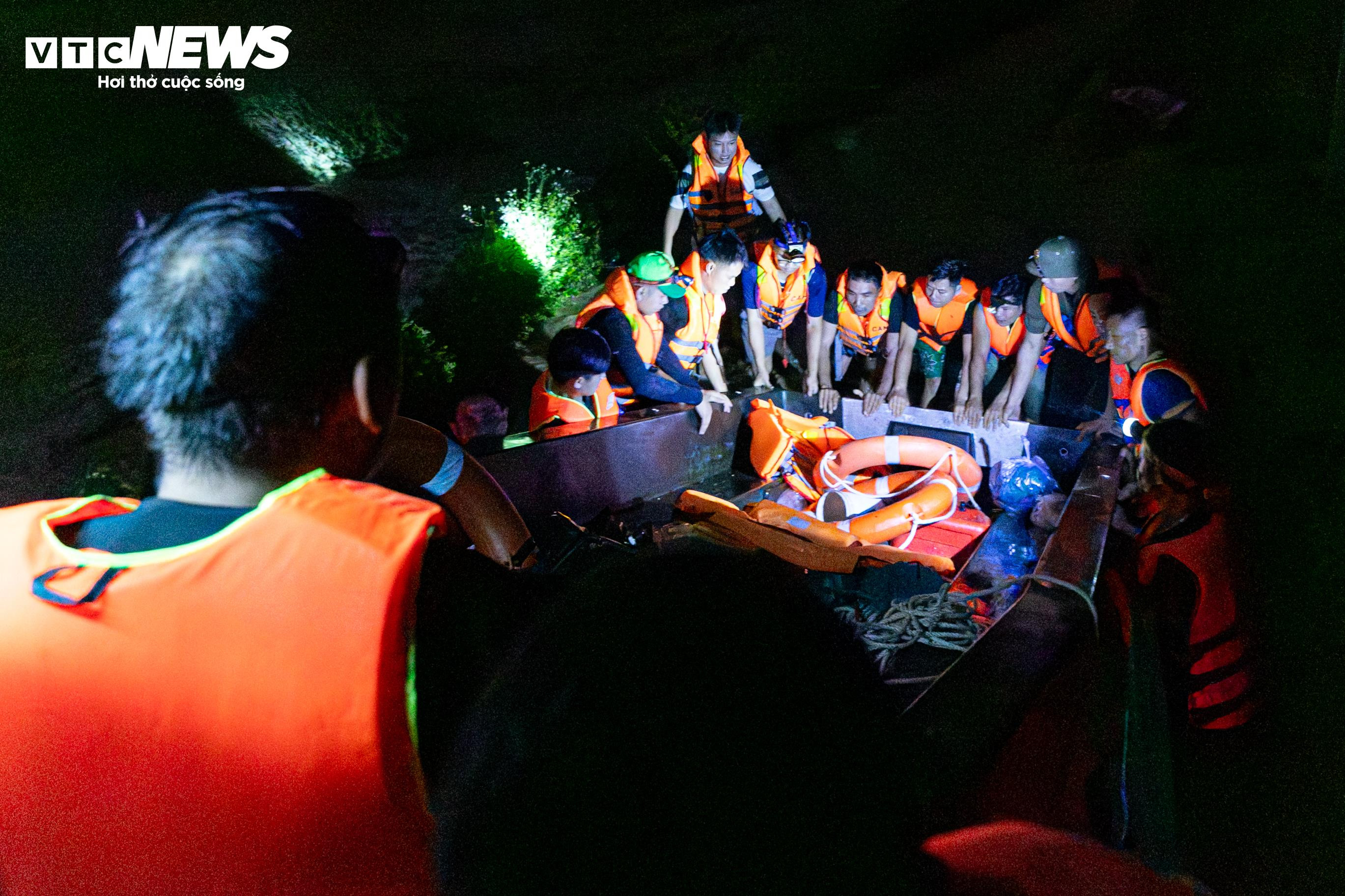 8 giờ vật lộn kéo thuyền vượt núi, băng dòng lũ xiết cứu 3 người mắc kẹt - 10