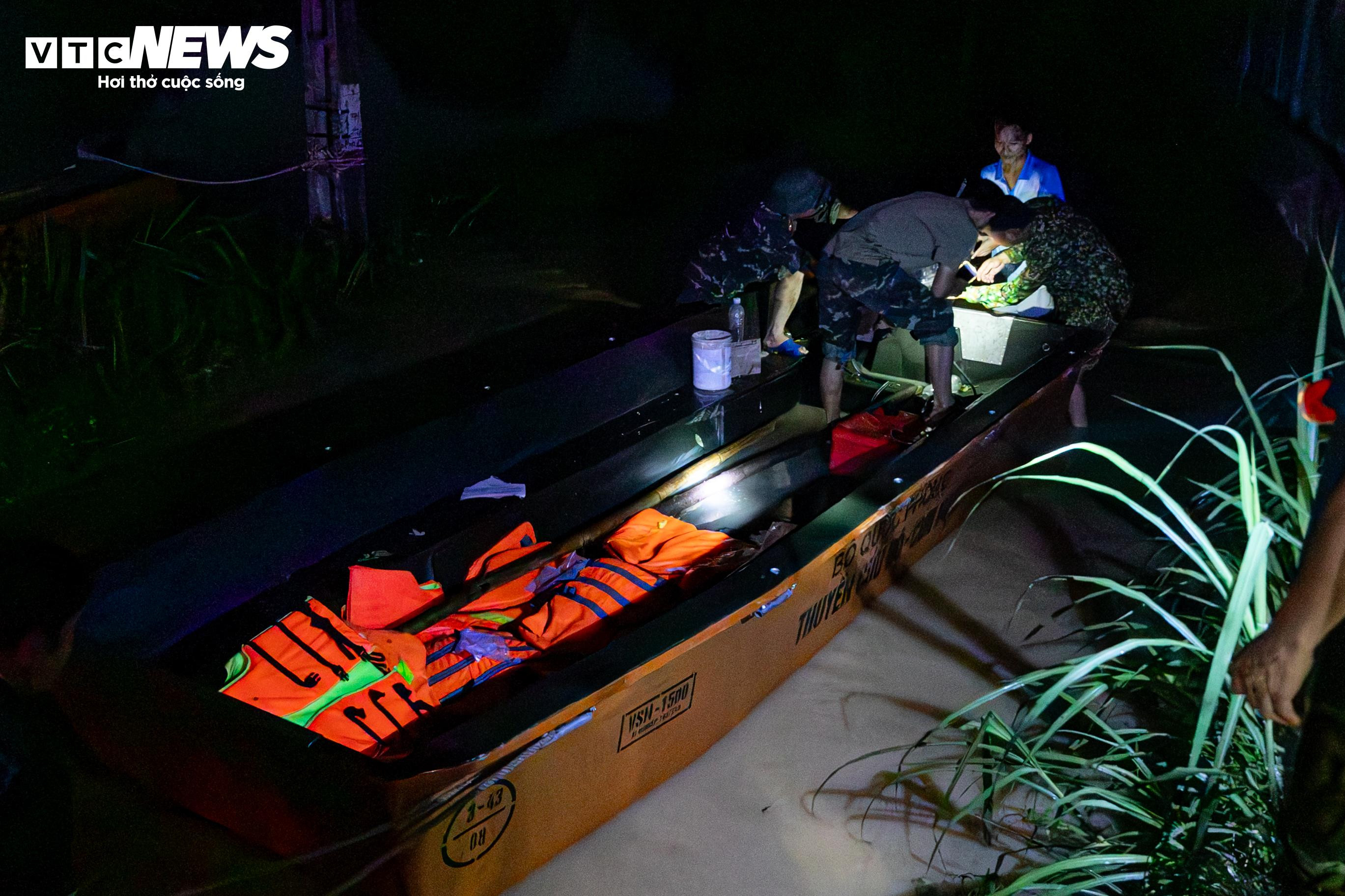 8 giờ vật lộn kéo thuyền vượt núi, băng dòng lũ xiết cứu 3 người mắc kẹt - 2