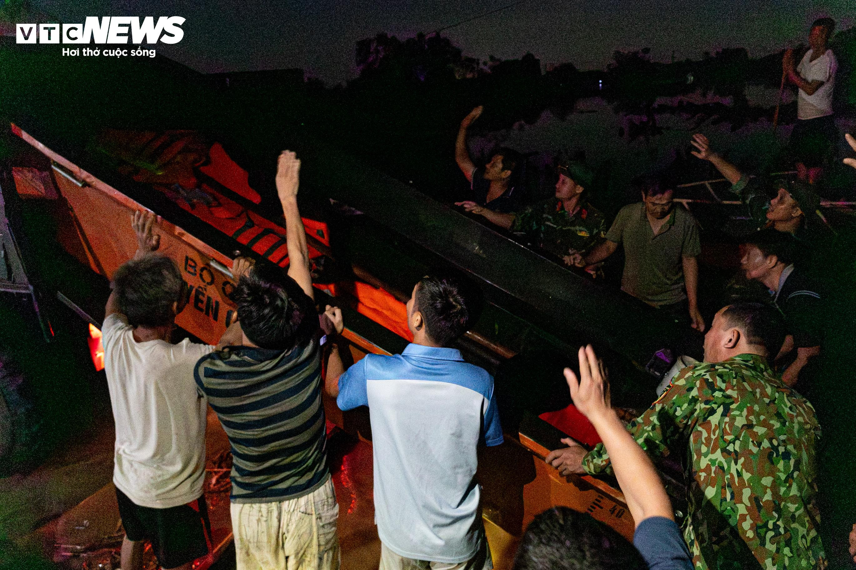 8 giờ vật lộn kéo thuyền vượt núi, băng dòng lũ xiết cứu 3 người mắc kẹt - 3