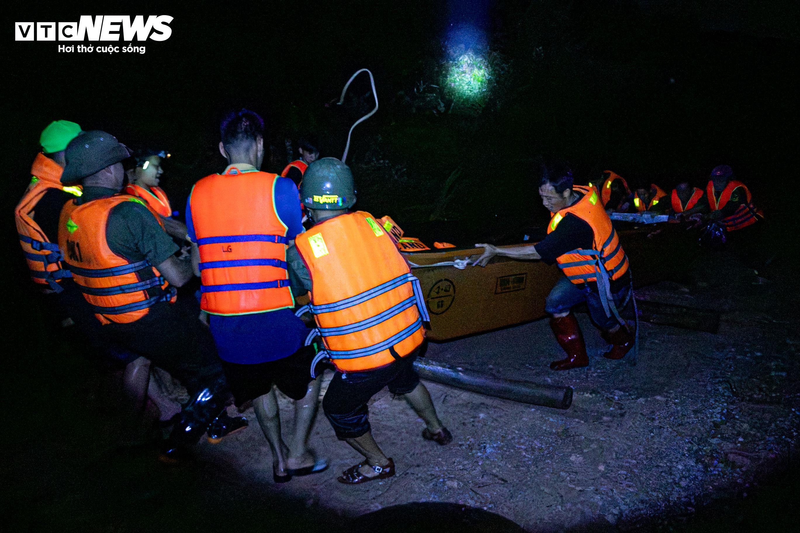 8 giờ vật lộn kéo thuyền vượt núi, băng dòng lũ xiết cứu 3 người mắc kẹt - 8