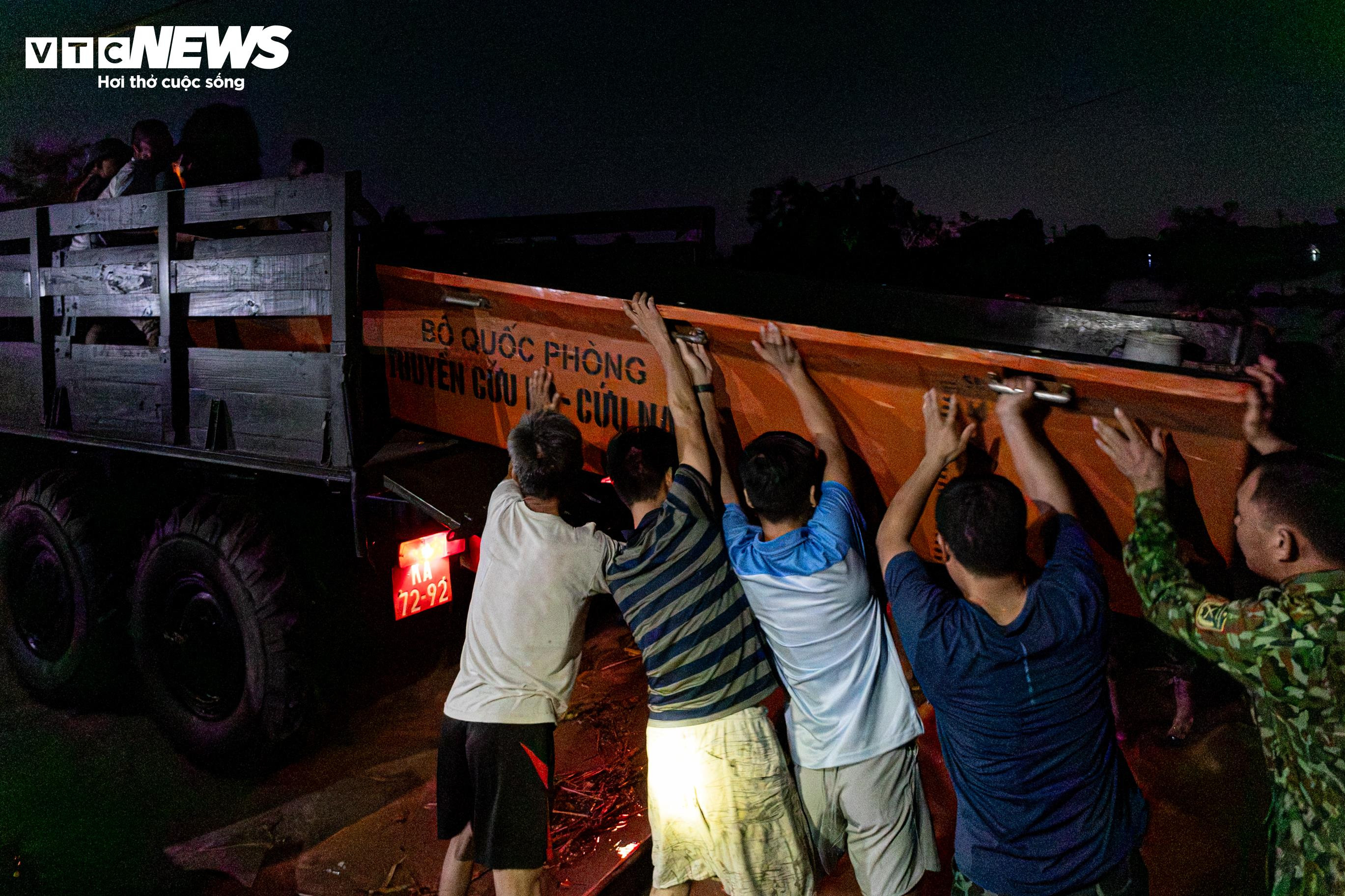 8 giờ vật lộn kéo thuyền vượt núi, băng dòng lũ xiết cứu 3 người mắc kẹt - 4