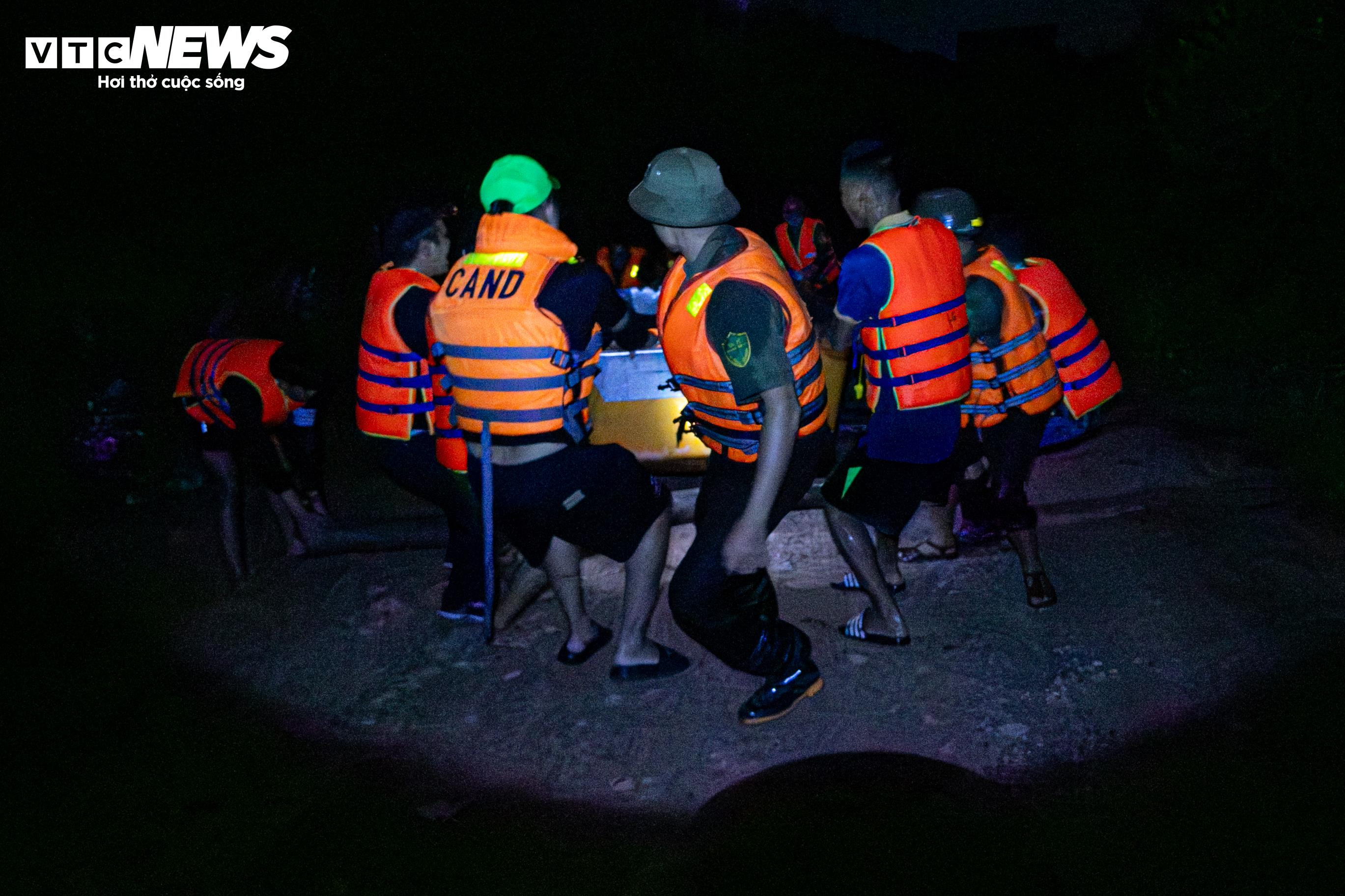 8 giờ vật lộn kéo thuyền vượt núi, băng dòng lũ xiết cứu 3 người mắc kẹt - 9
