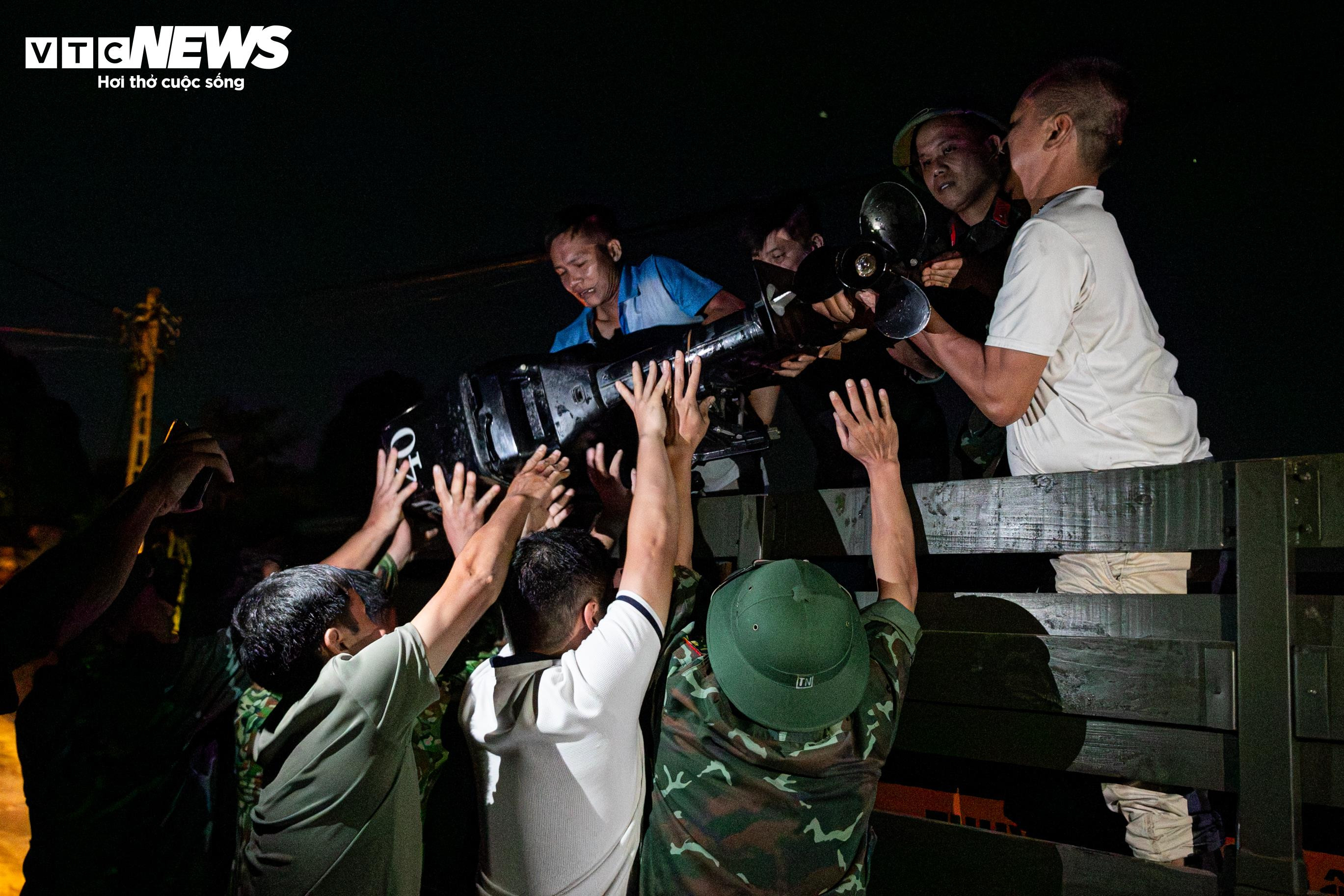 8 giờ vật lộn kéo thuyền vượt núi, băng dòng lũ xiết cứu 3 người mắc kẹt - 5