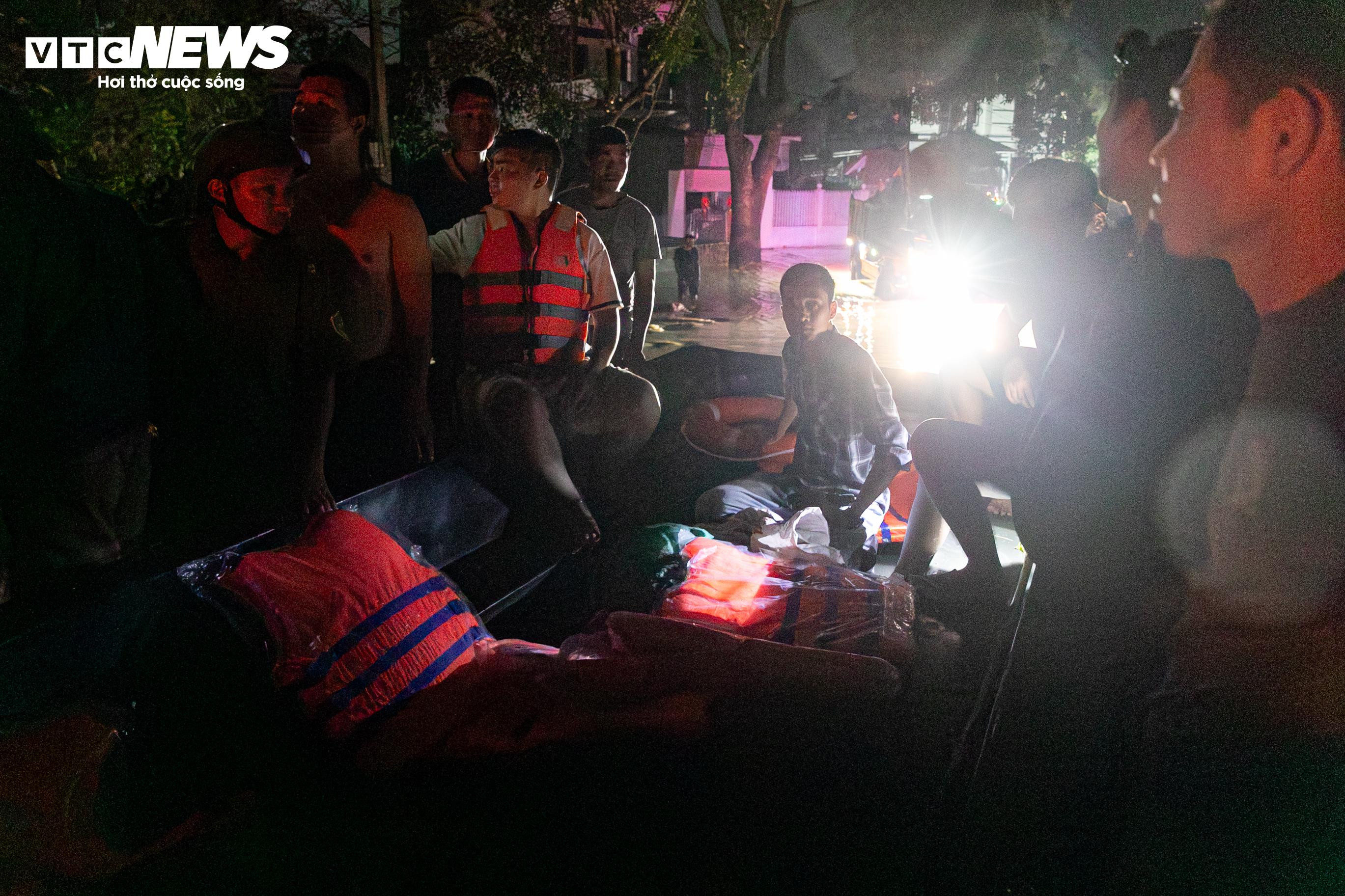 8 giờ vật lộn kéo thuyền vượt núi, băng dòng lũ xiết cứu 3 người mắc kẹt - 1