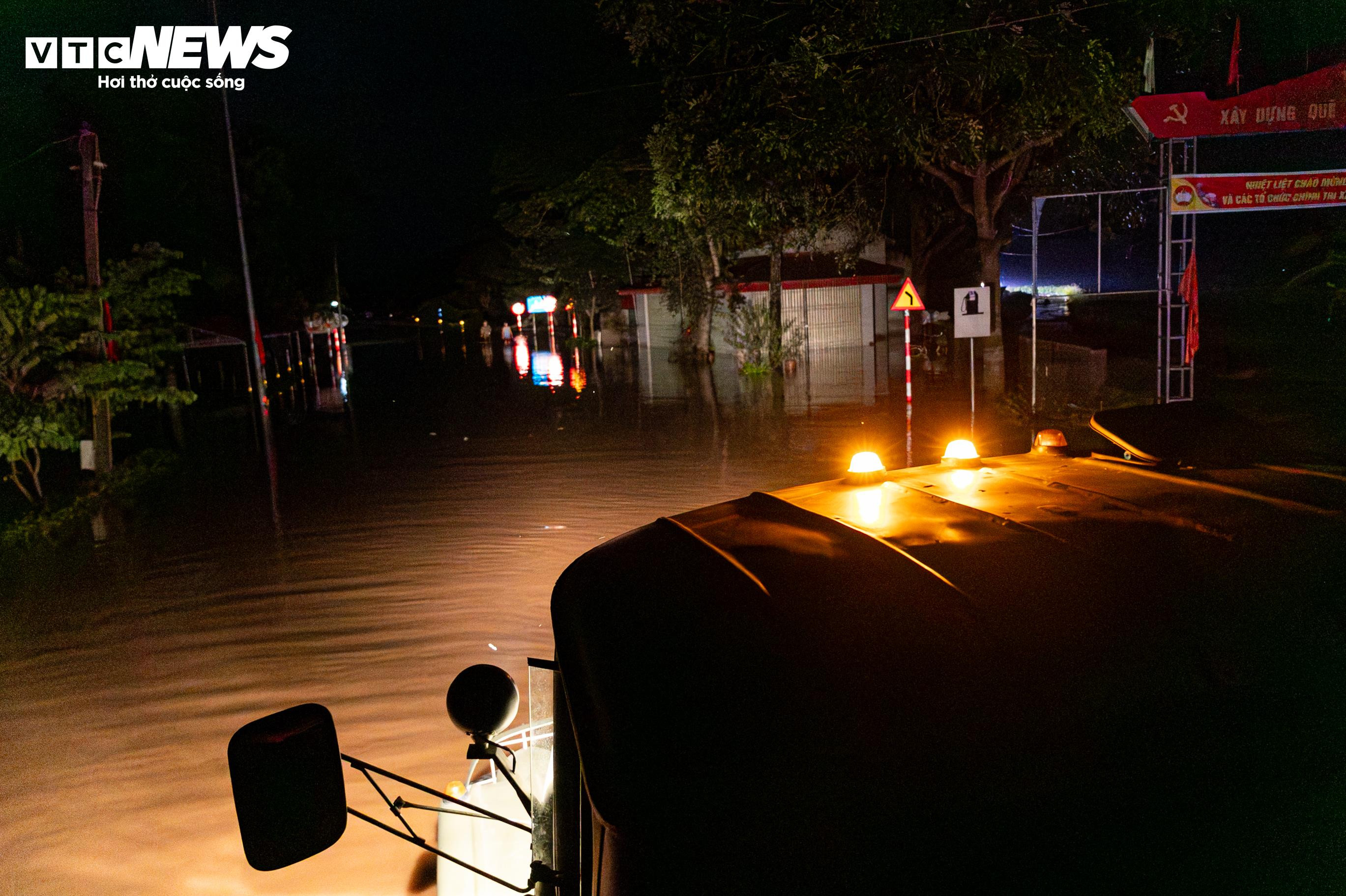 8 giờ vật lộn kéo thuyền vượt núi, băng dòng lũ xiết cứu 3 người mắc kẹt - 6