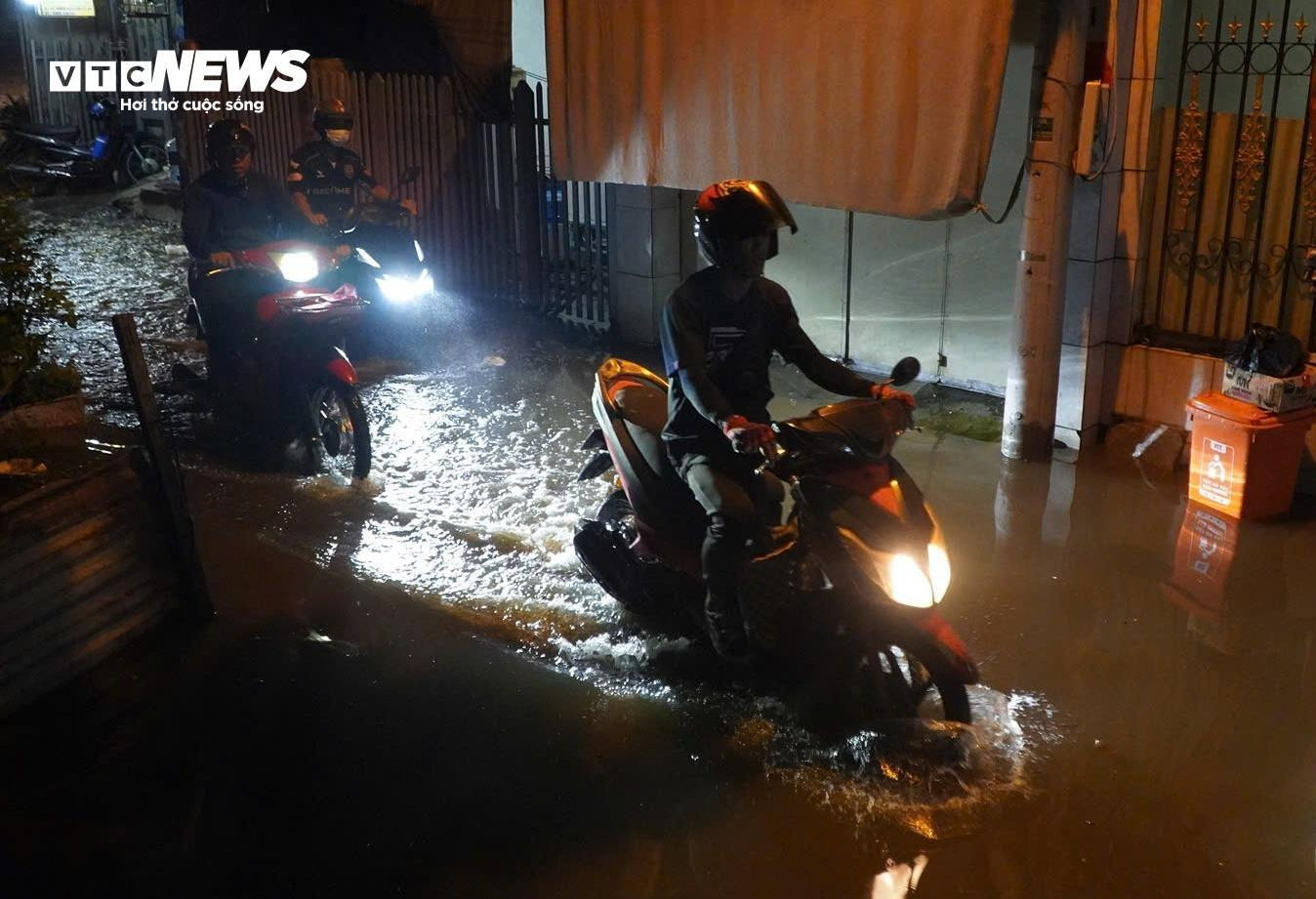 Triều cường đạt đỉnh giờ tan tầm, người dân TP.HCM lội nước về nhà - 5