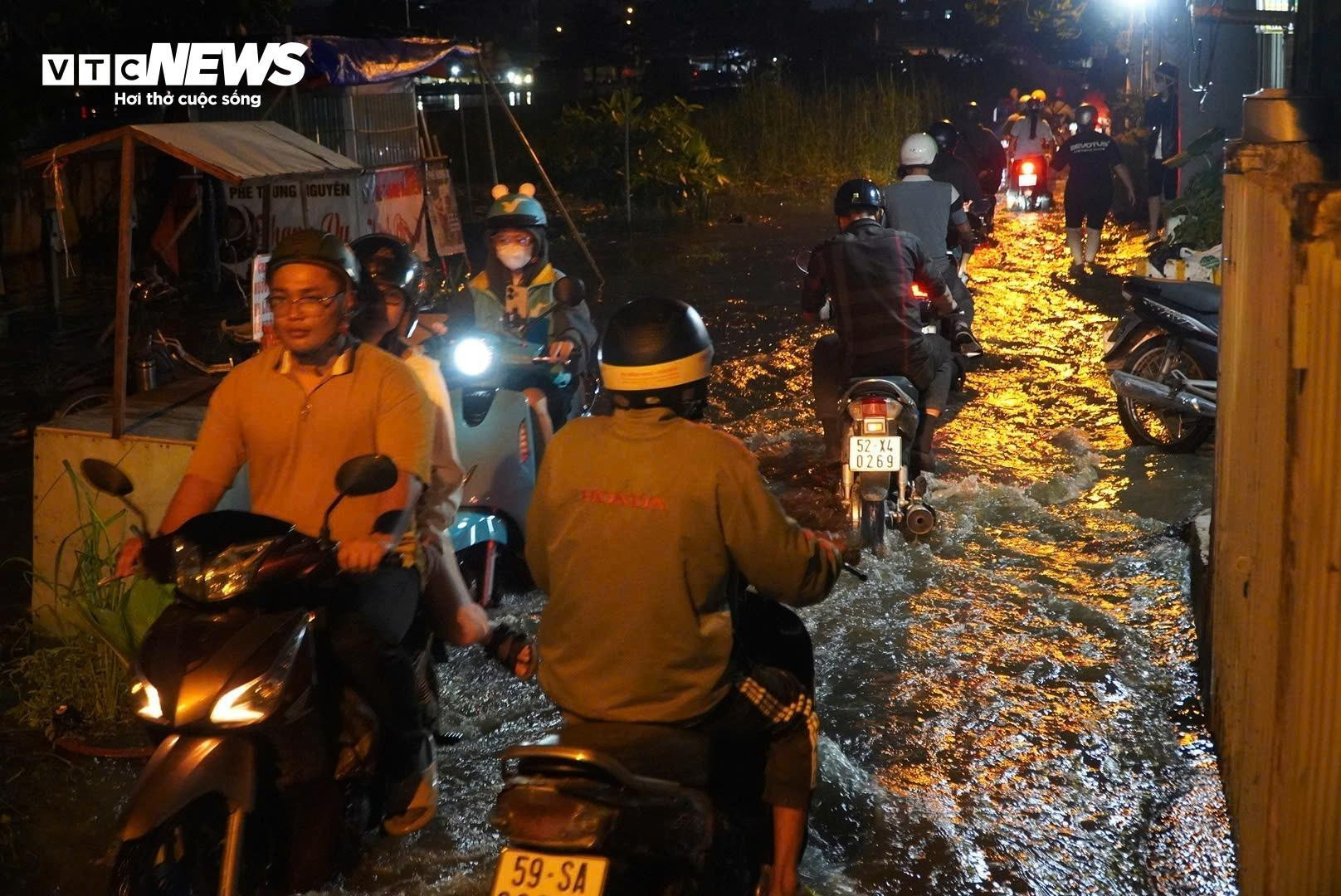 Triều cường đạt đỉnh giờ tan tầm, người dân TP.HCM lội nước về nhà - 2