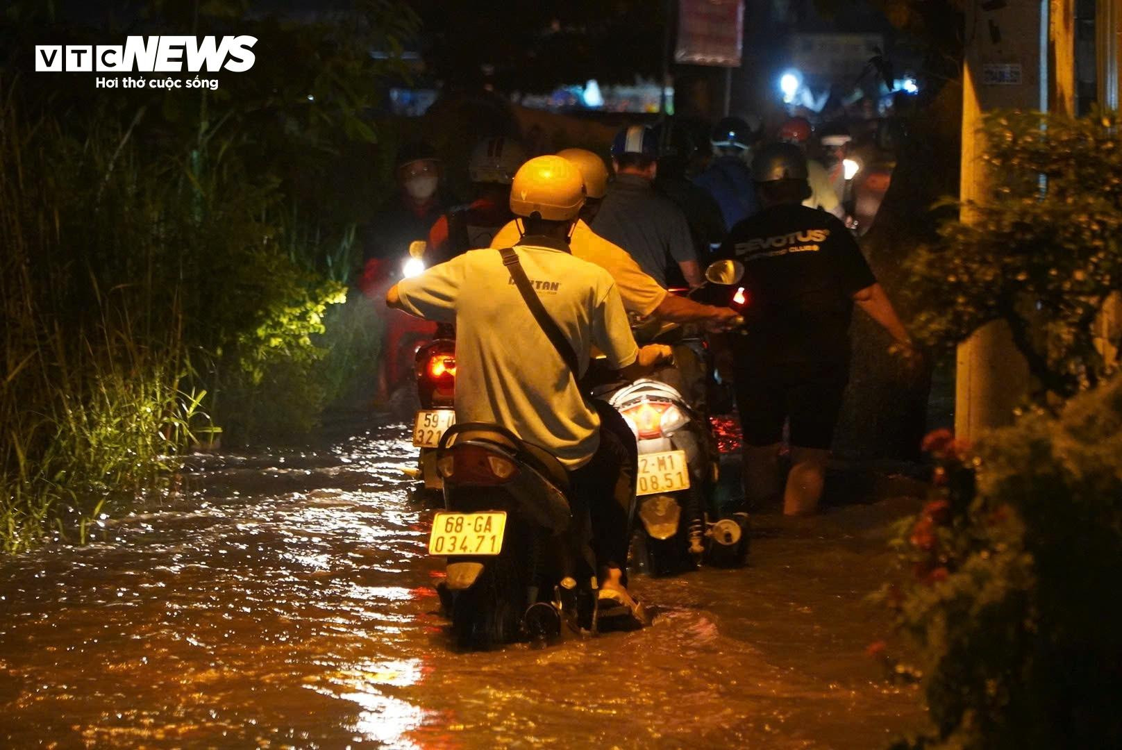 Triều cường đạt đỉnh giờ tan tầm, người dân TP.HCM lội nước về nhà - 4