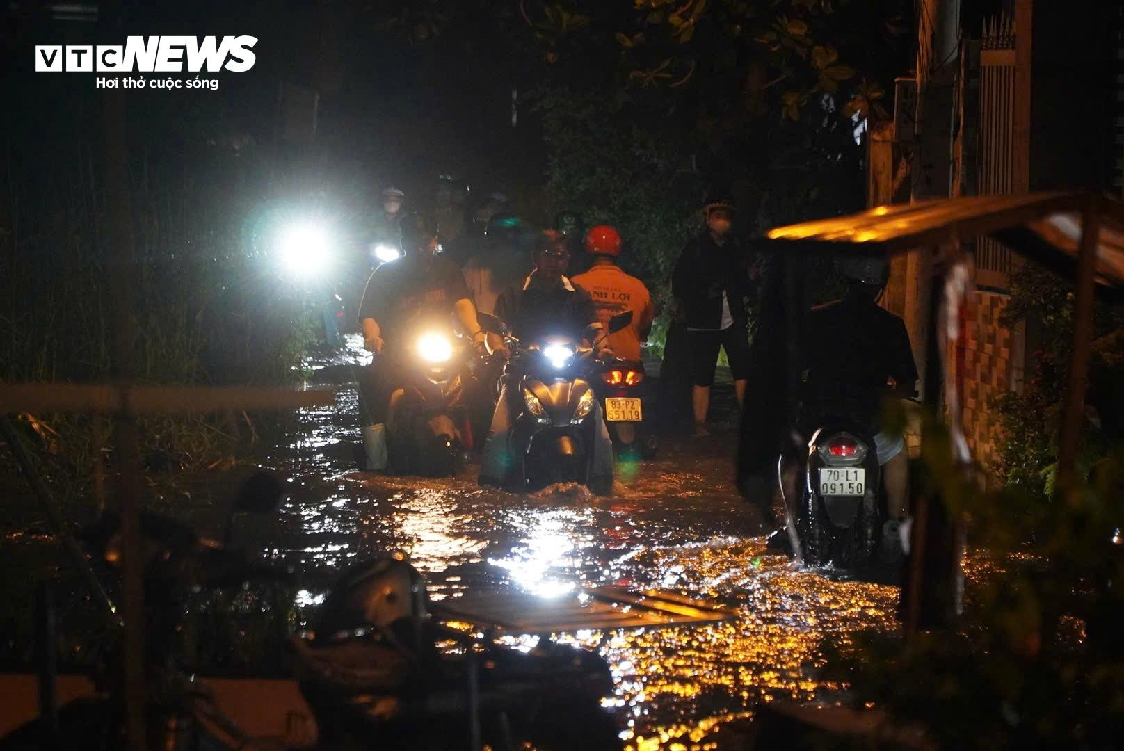 Triều cường đạt đỉnh giờ tan tầm, người dân TP.HCM lội nước về nhà - 1