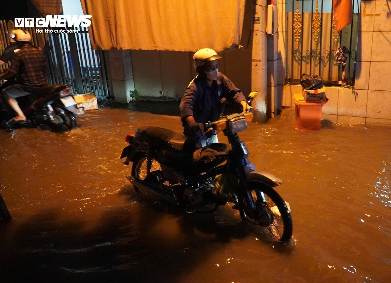 Triều cường đạt đỉnh giờ tan tầm, người dân TP.HCM lội nước về nhà - 3