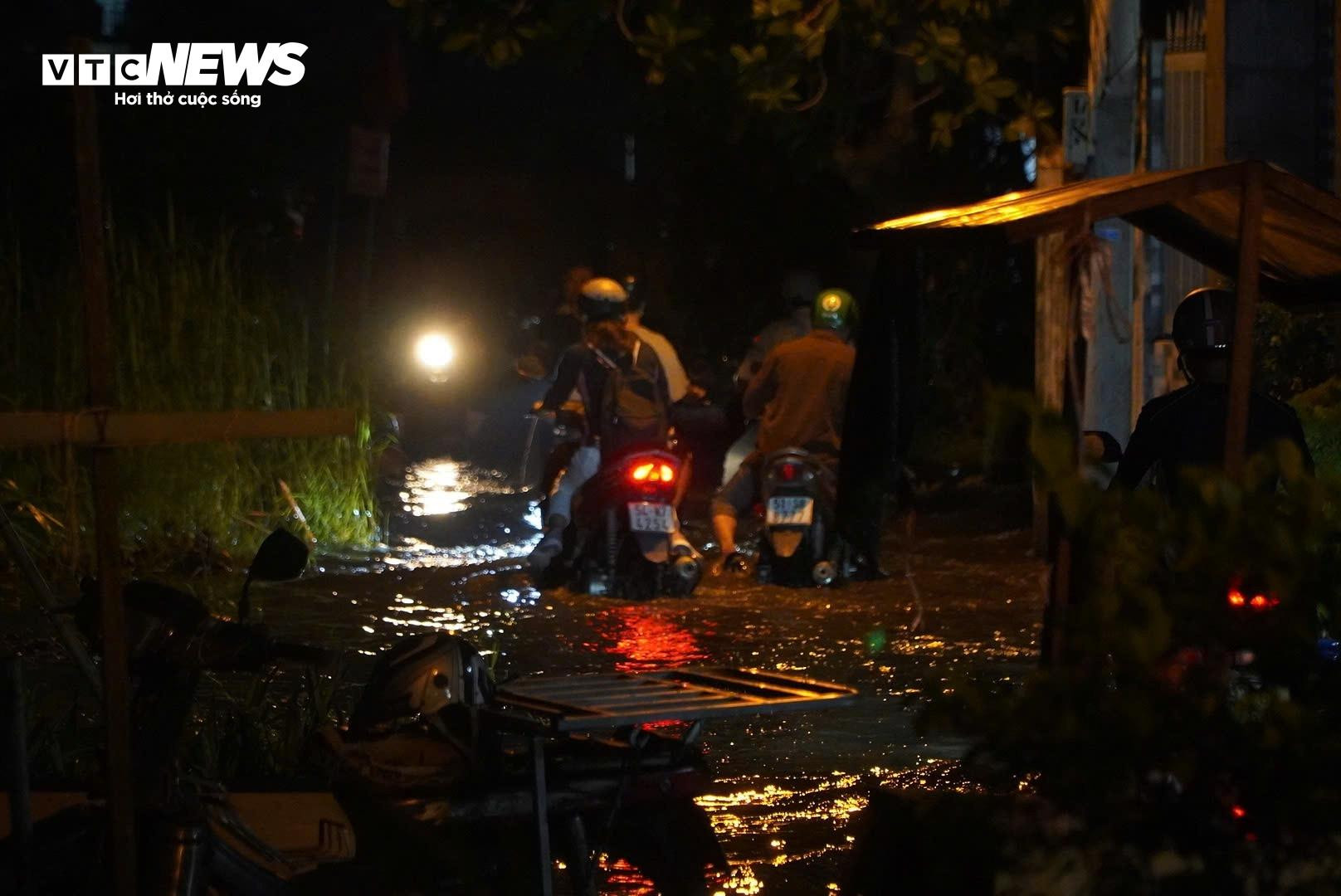 Triều cường đạt đỉnh giờ tan tầm, người dân TP.HCM lội nước về nhà - 7