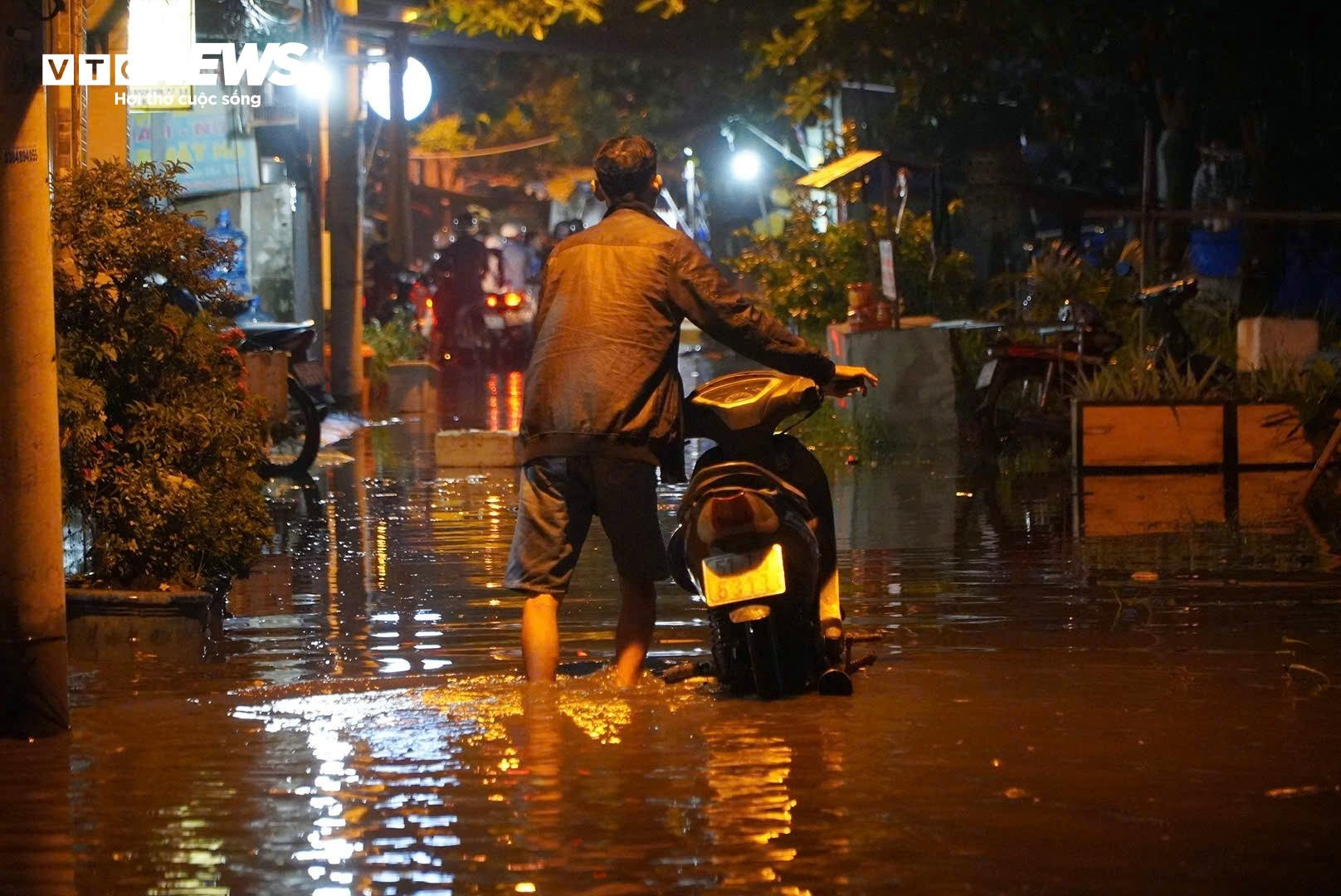 Triều cường đạt đỉnh giờ tan tầm, người dân TP.HCM lội nước về nhà - 6