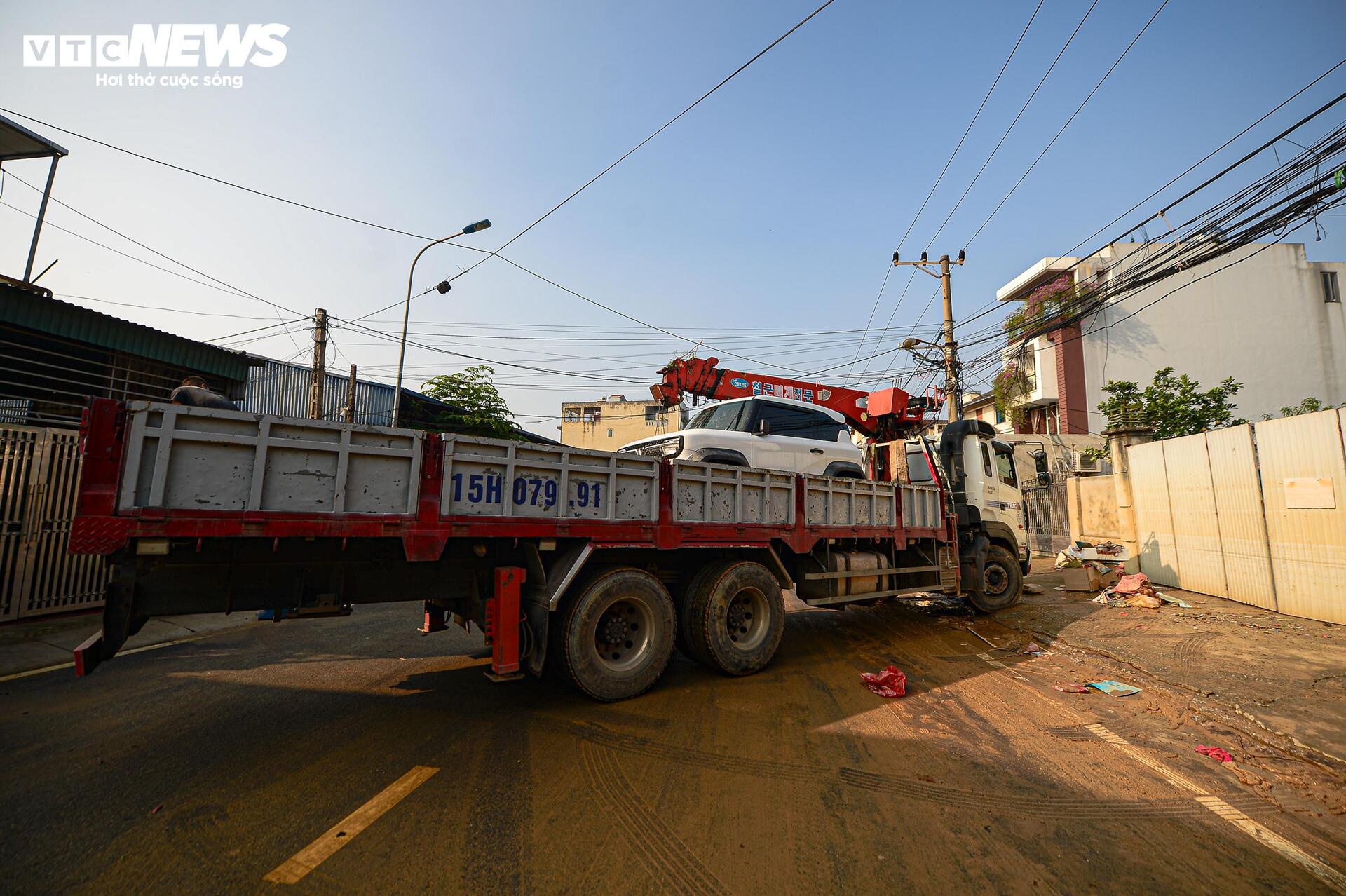 Nước rút, người Thái Nguyên đau xót nhìn hàng trăm ô tô phủ bùn, chết máy sau lũ - 17