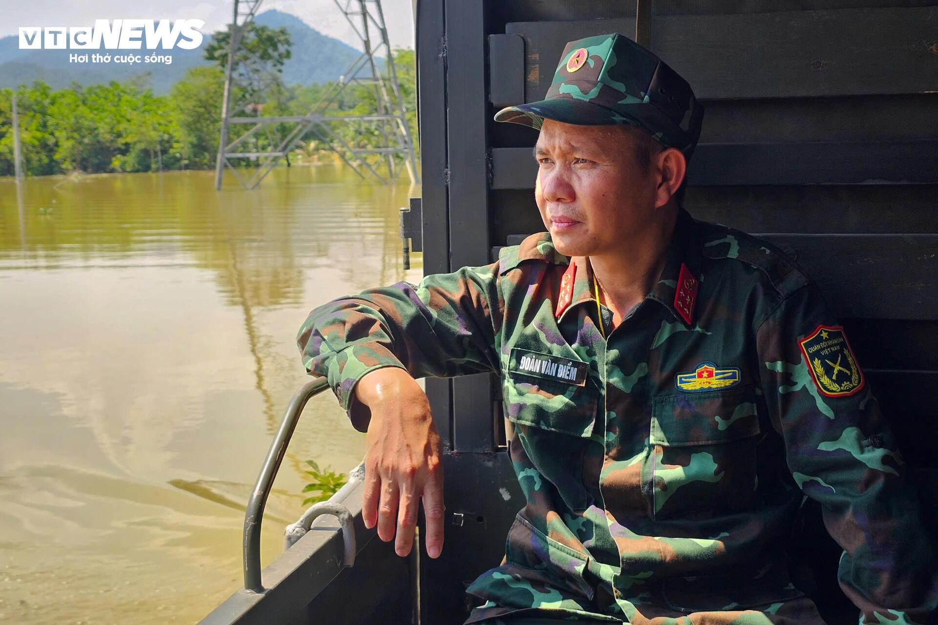 Theo chân bộ đội vào vùng 'tâm lũ' ở Hà Nội, cứu trợ gần 6.000 người bị cô lập - 13