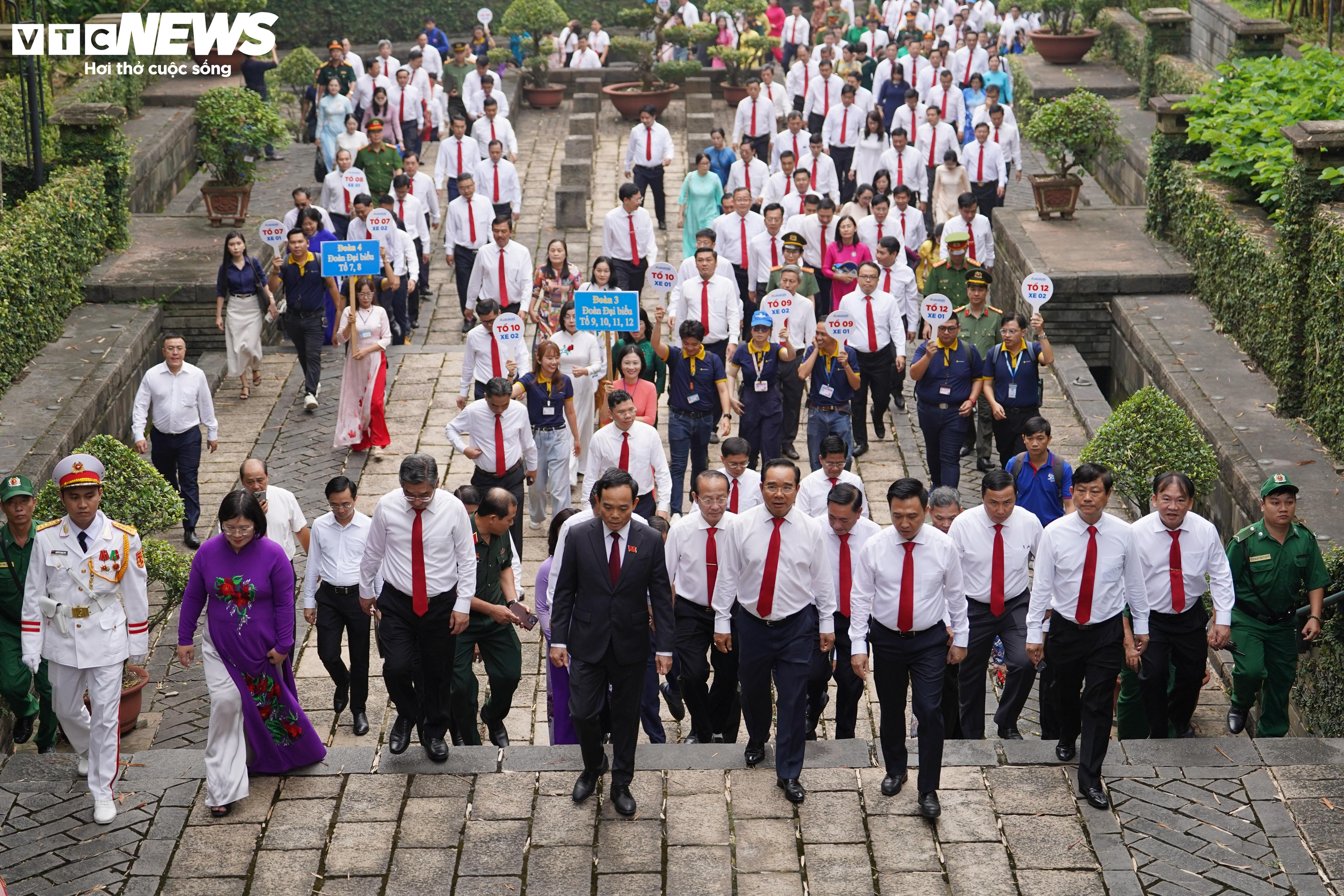 Đoàn đại biểu Đảng bộ TP.HCM dâng hương tưởng nhớ các Vua Hùng - 11