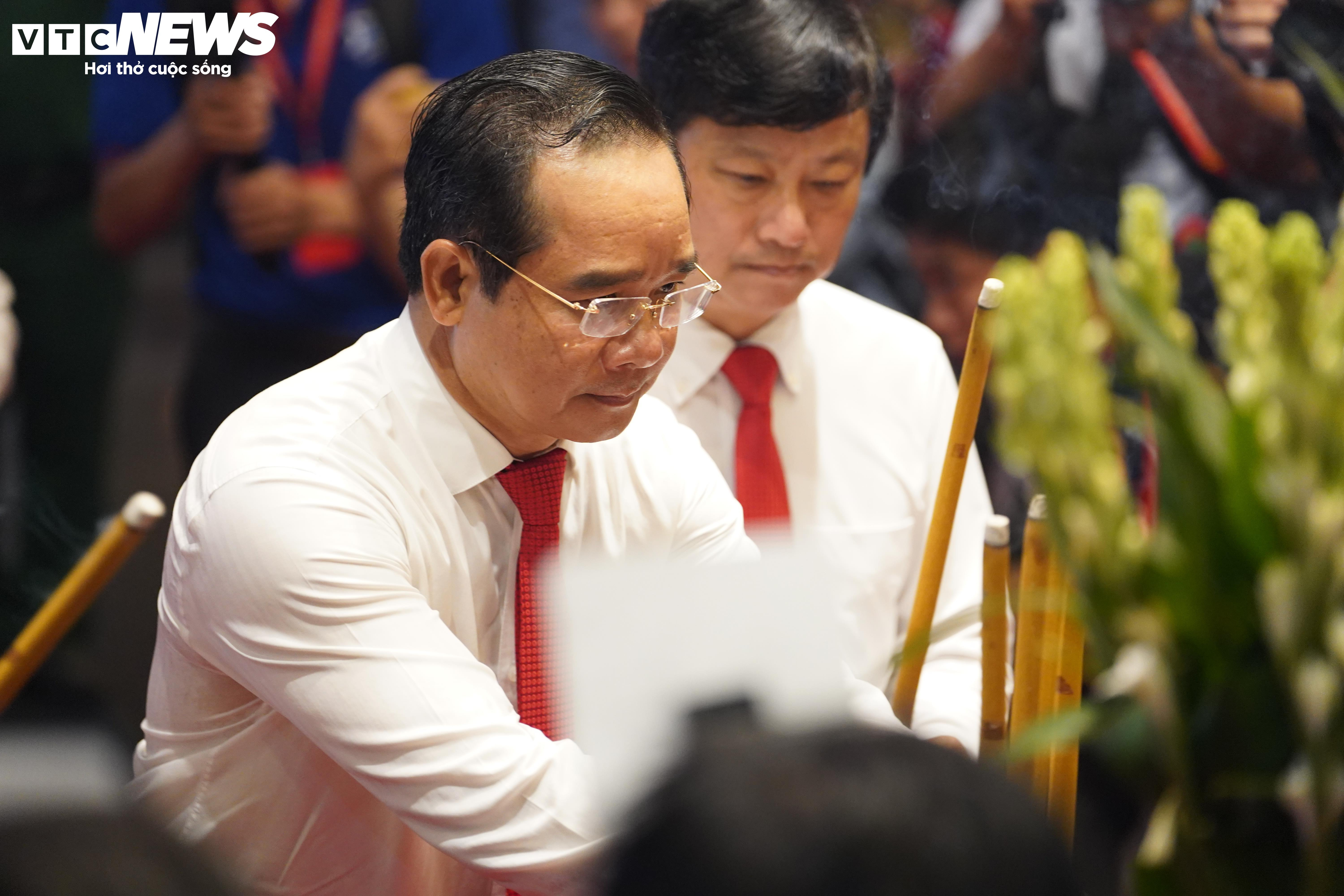 Đoàn đại biểu Đảng bộ TP.HCM dâng hương tưởng nhớ các Vua Hùng - 5