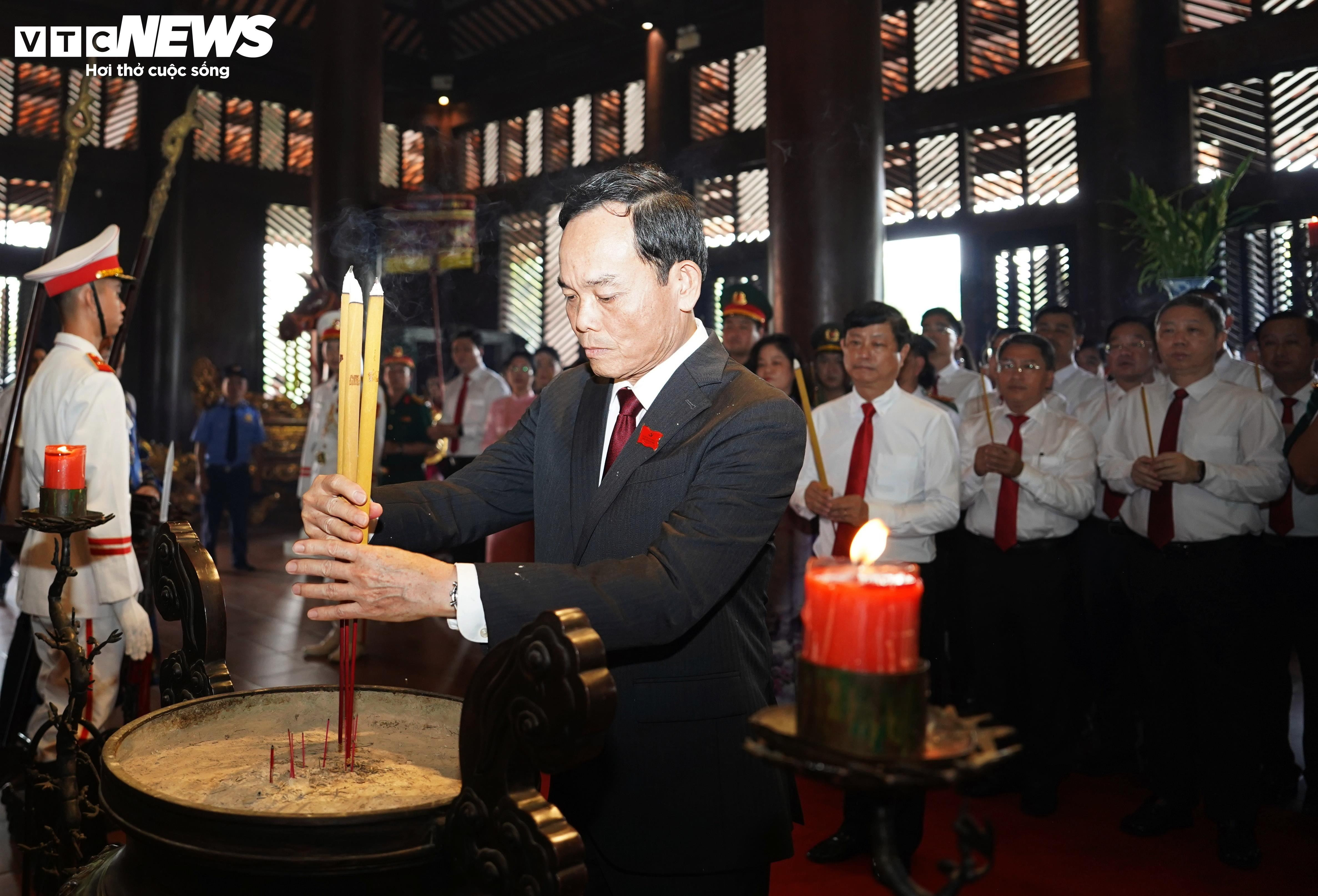 Đoàn đại biểu Đảng bộ TP.HCM dâng hương tưởng nhớ các Vua Hùng - 7