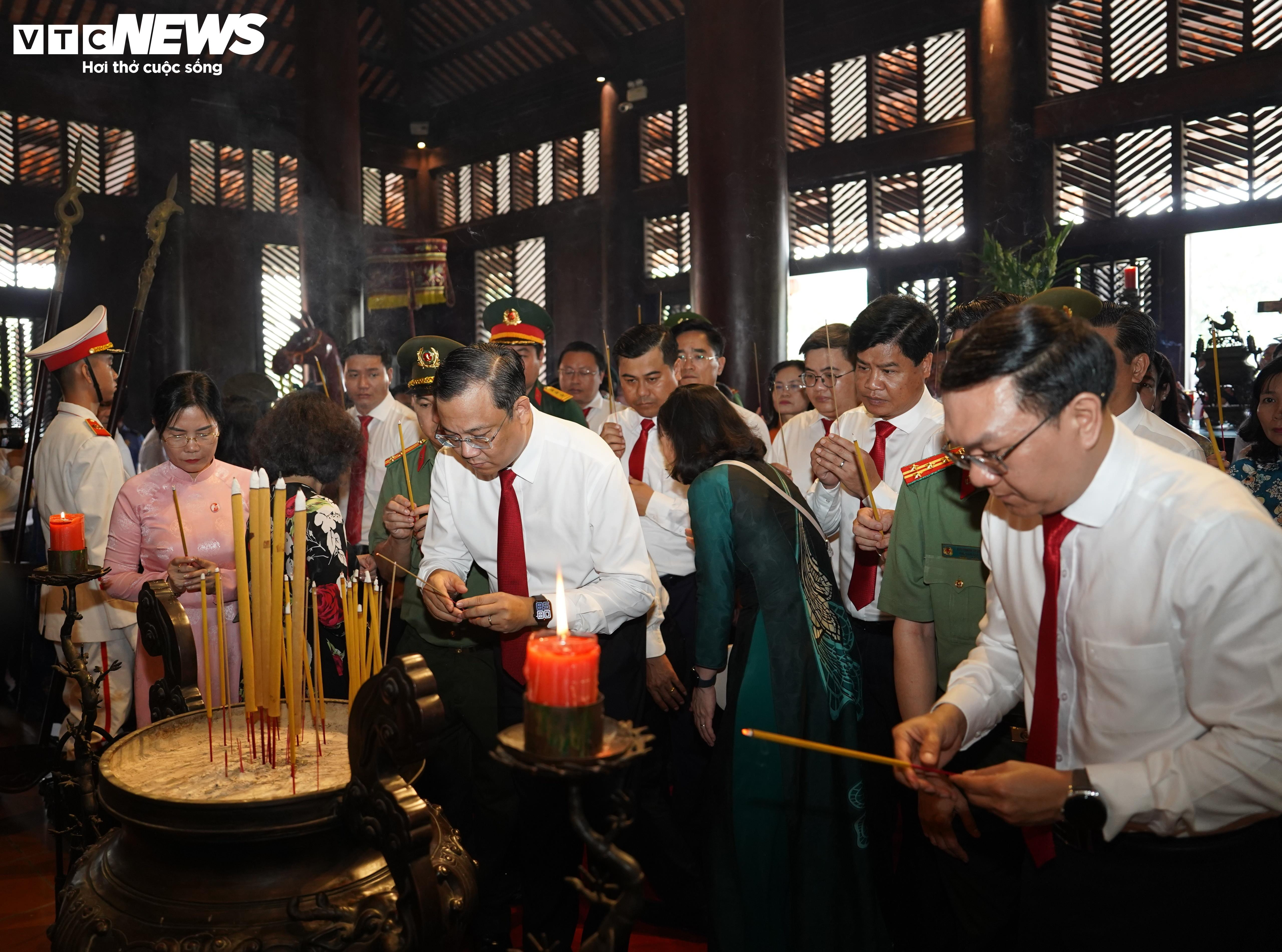 Đoàn đại biểu Đảng bộ TP.HCM dâng hương tưởng nhớ các Vua Hùng - 8